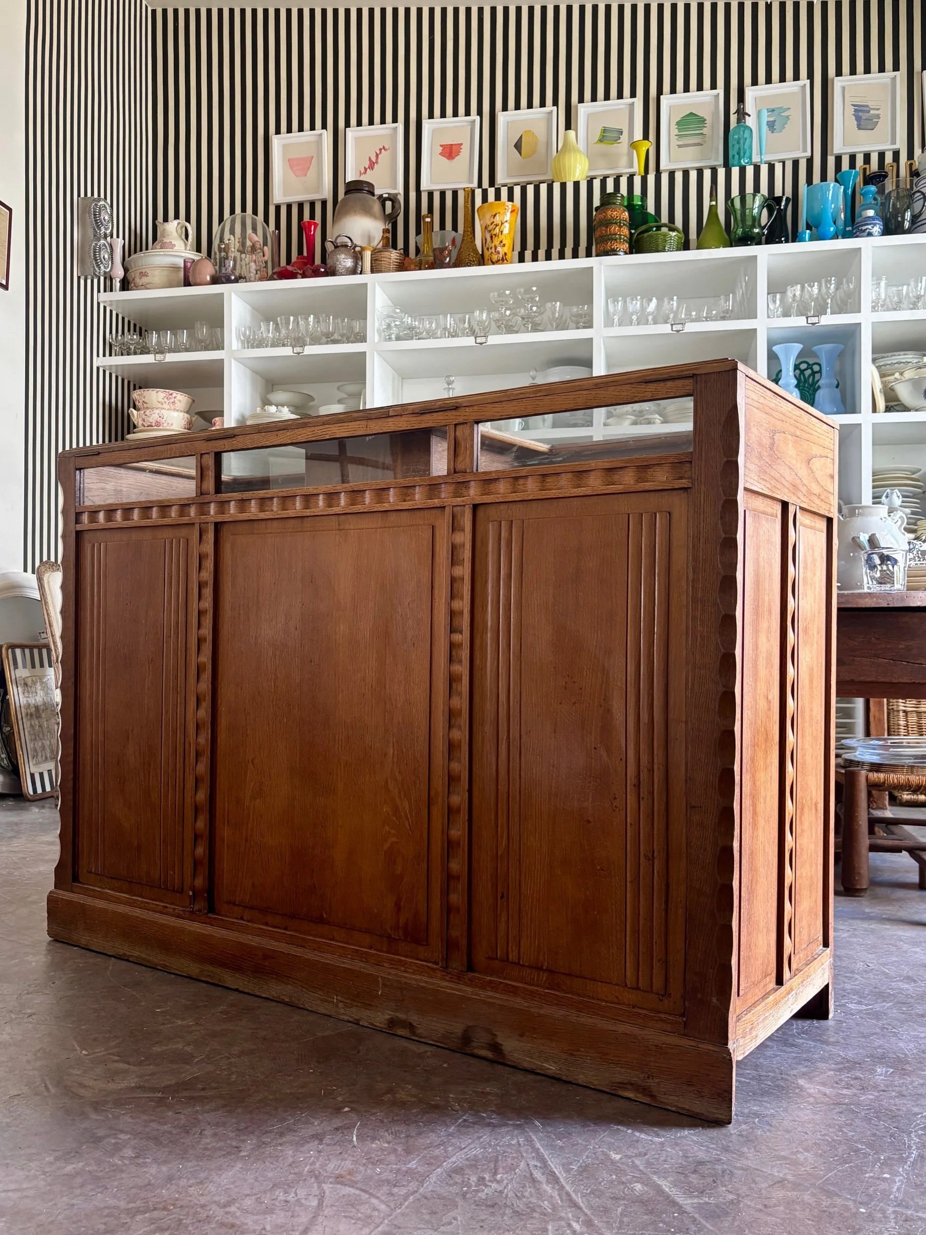 comptoir-meuble-metier-8-tiroirs-bois-fonce-verre-meuble-rangement-vintage-axs-design-paris-france