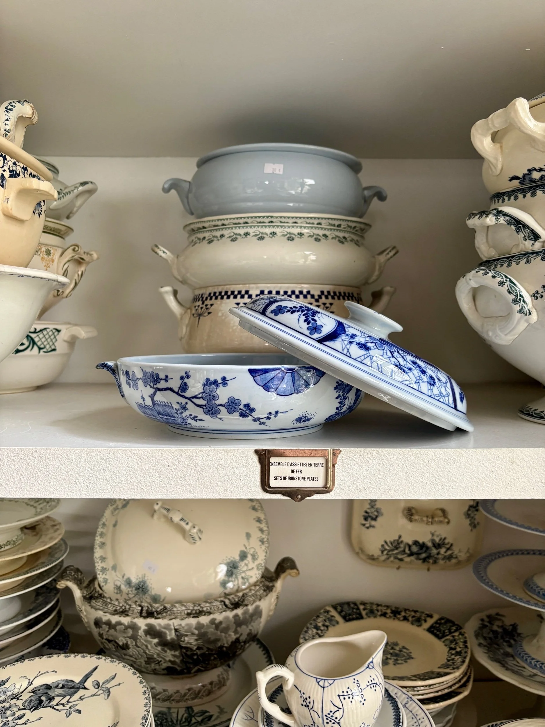 Moyenne soupière Creil & Montereau en terre de fer bleue, service "Japon"