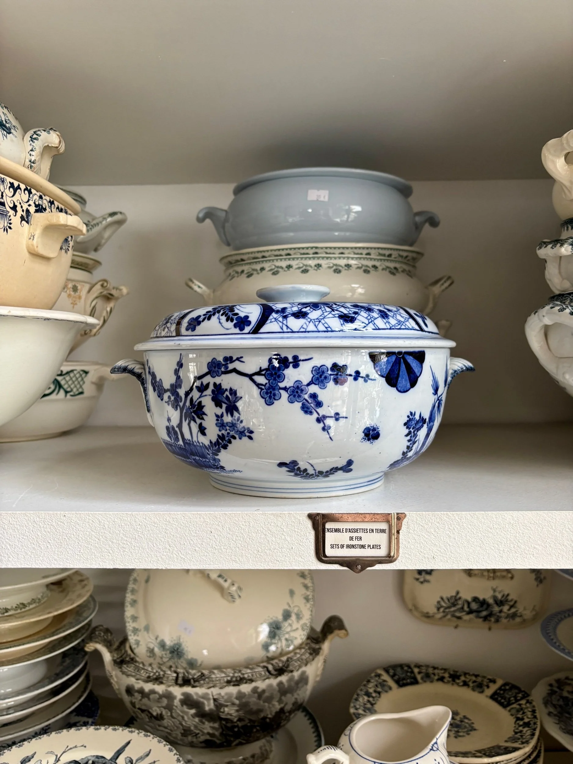 Grande soupière Creil & Montereau en terre de fer bleue, service "Japon"