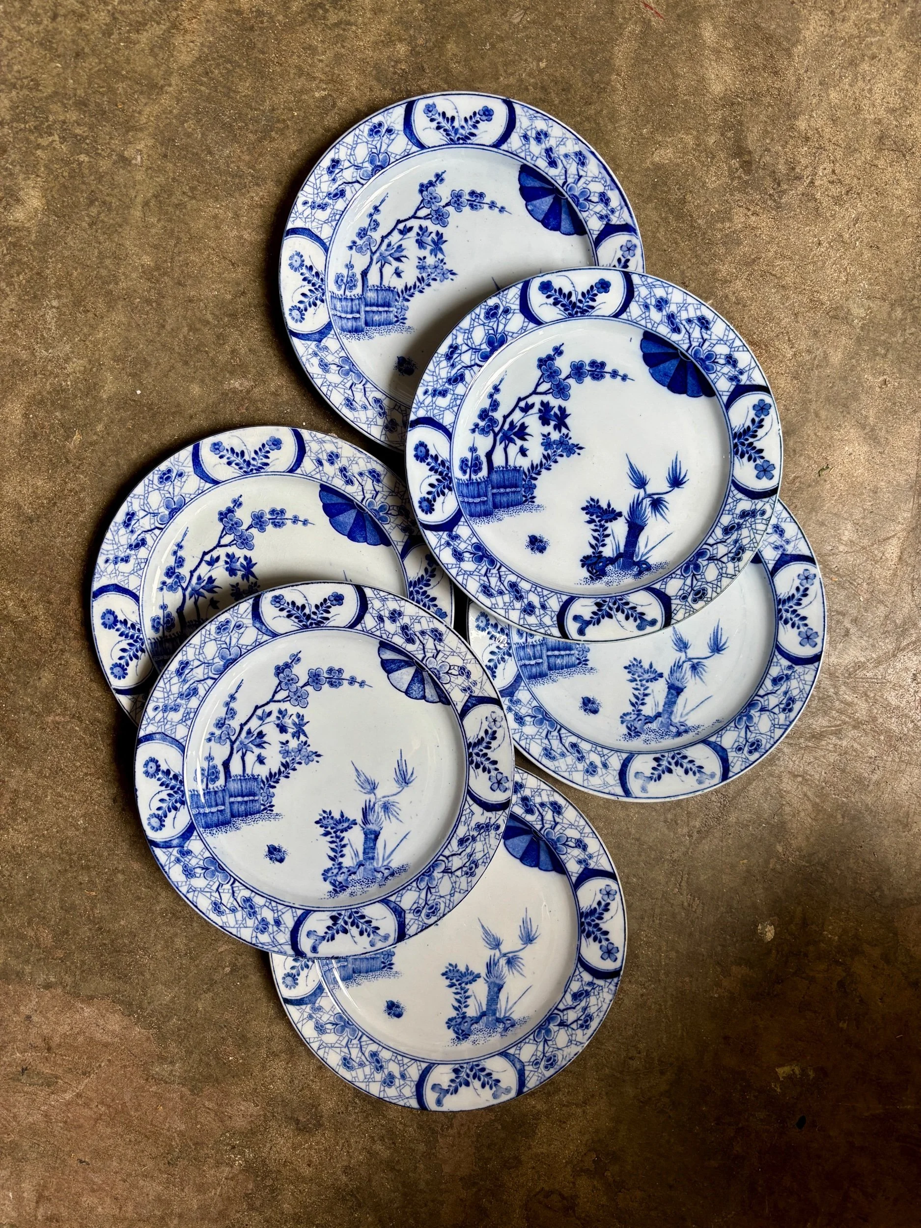 6 assiettes plates Creil & Montereau en terre de fer bleue, service "Japon"