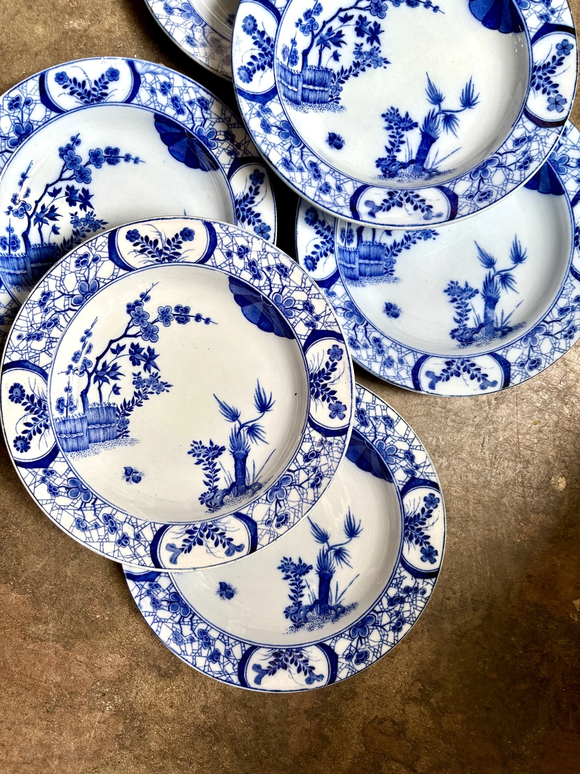 6 assiettes creuses Creil & Montereau en terre de fer bleue, service "Japon"