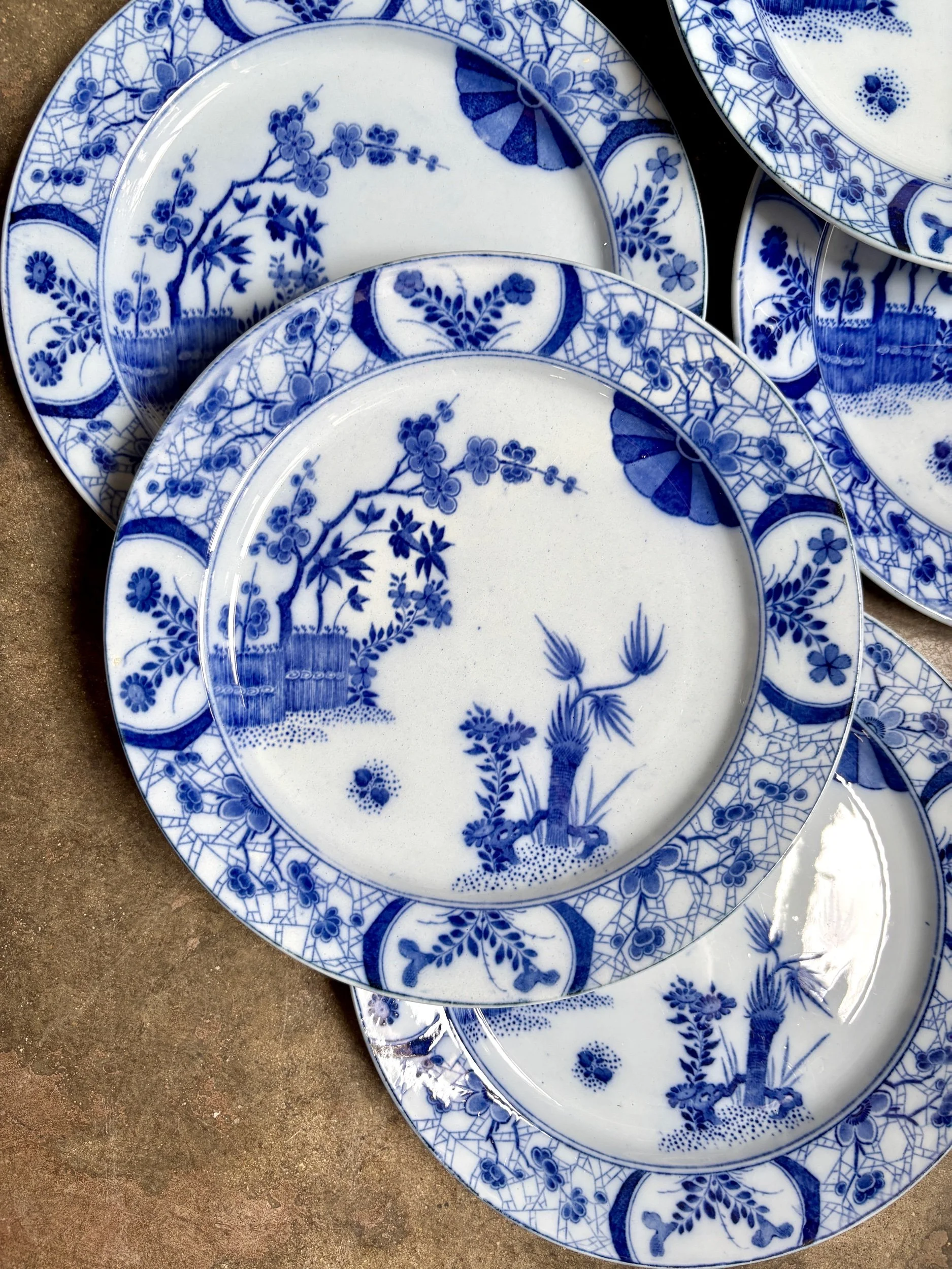 6 assiettes à entremet Creil & Montereau en terre de fer bleue, service "Japon"
