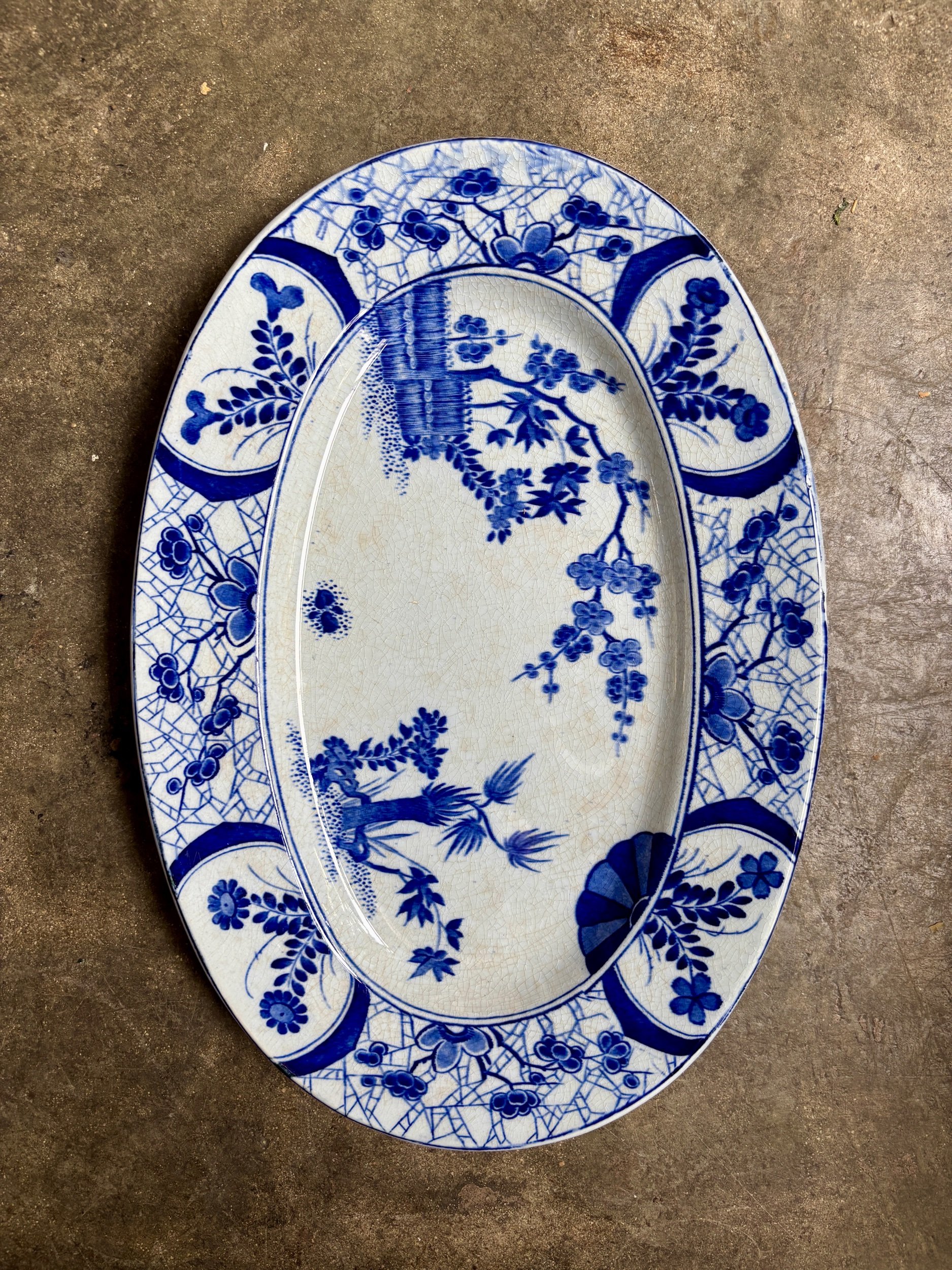 Moyen plat ovale Creil & Montereau en terre de fer bleue, service "Japon"