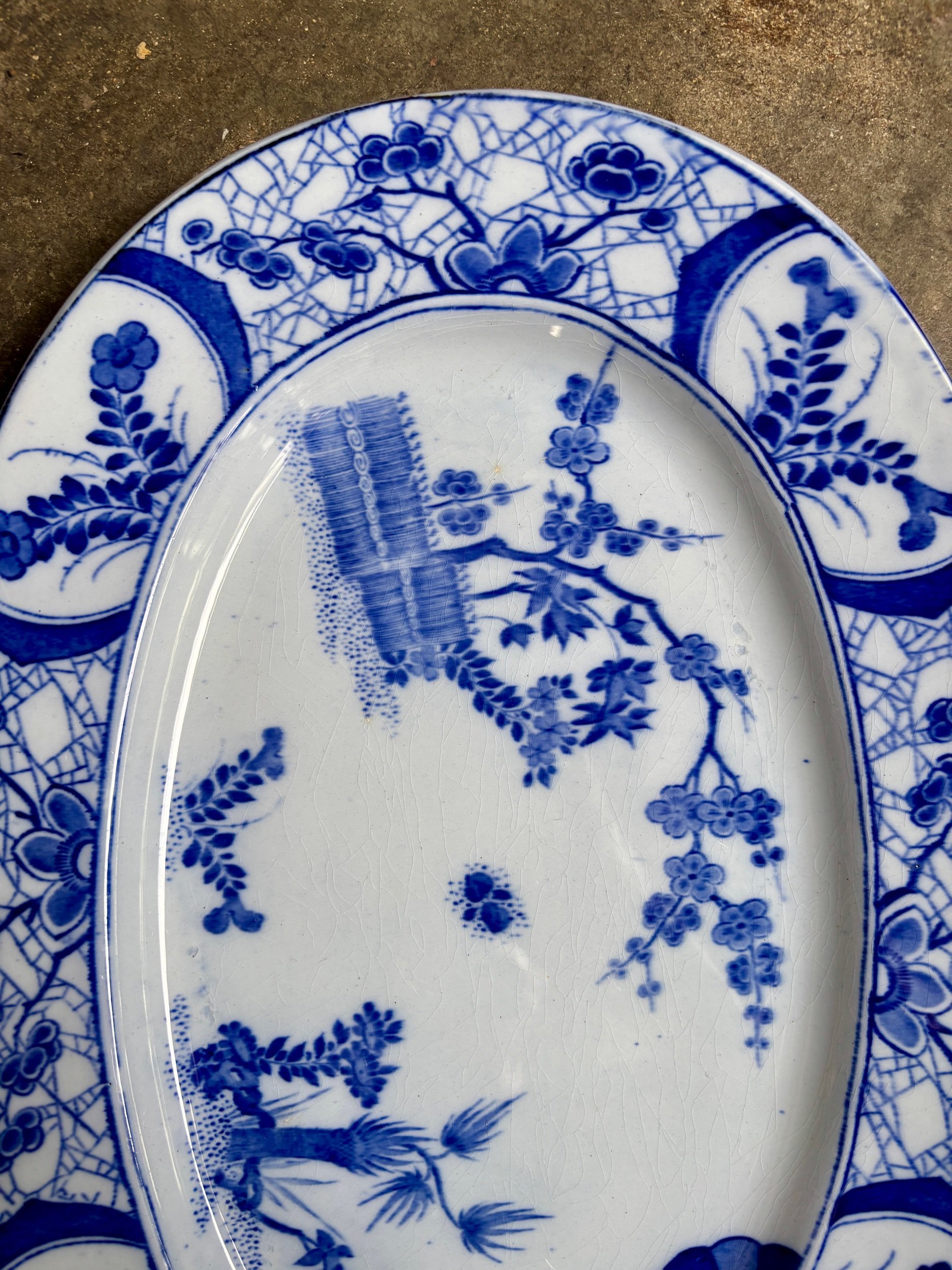 Grand plat ovale Creil & Montereau en terre de fer bleue, service "Japon"