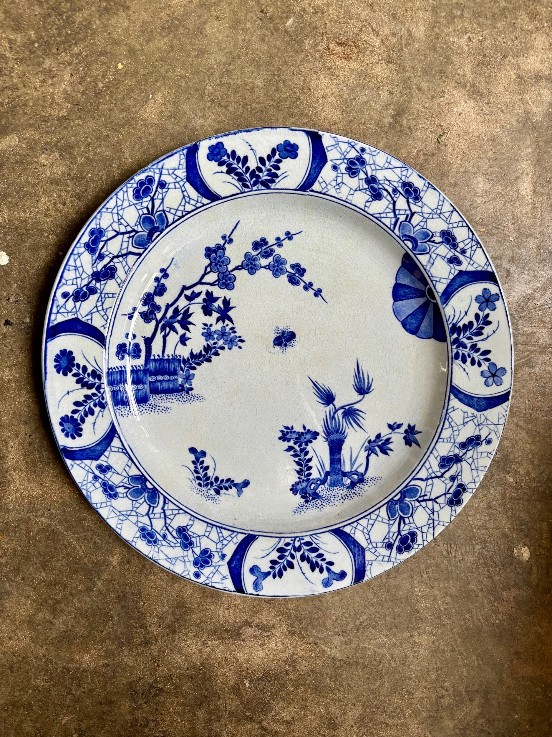 Moyen plat rond Creil & Montereau en terre de fer bleue, service "Japon"