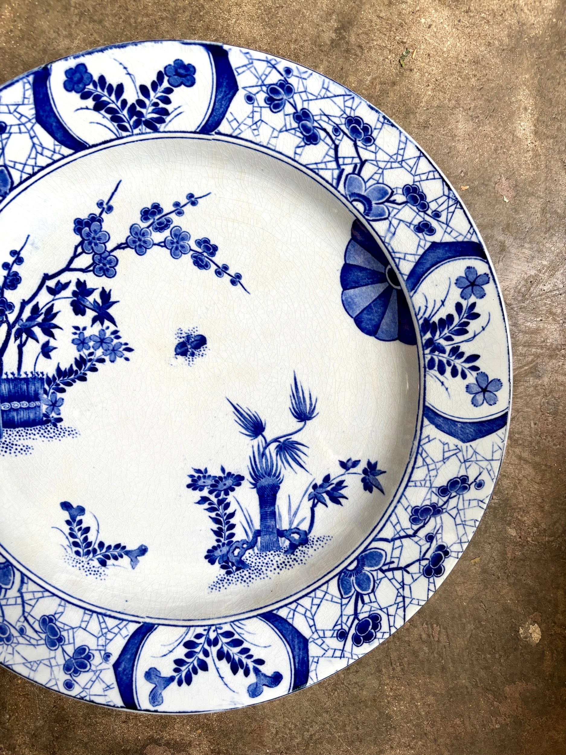 moyen-plat-rond-creil-montereau-japon-monet-bleu-vaisselle-vintage-axs-design-paris-france