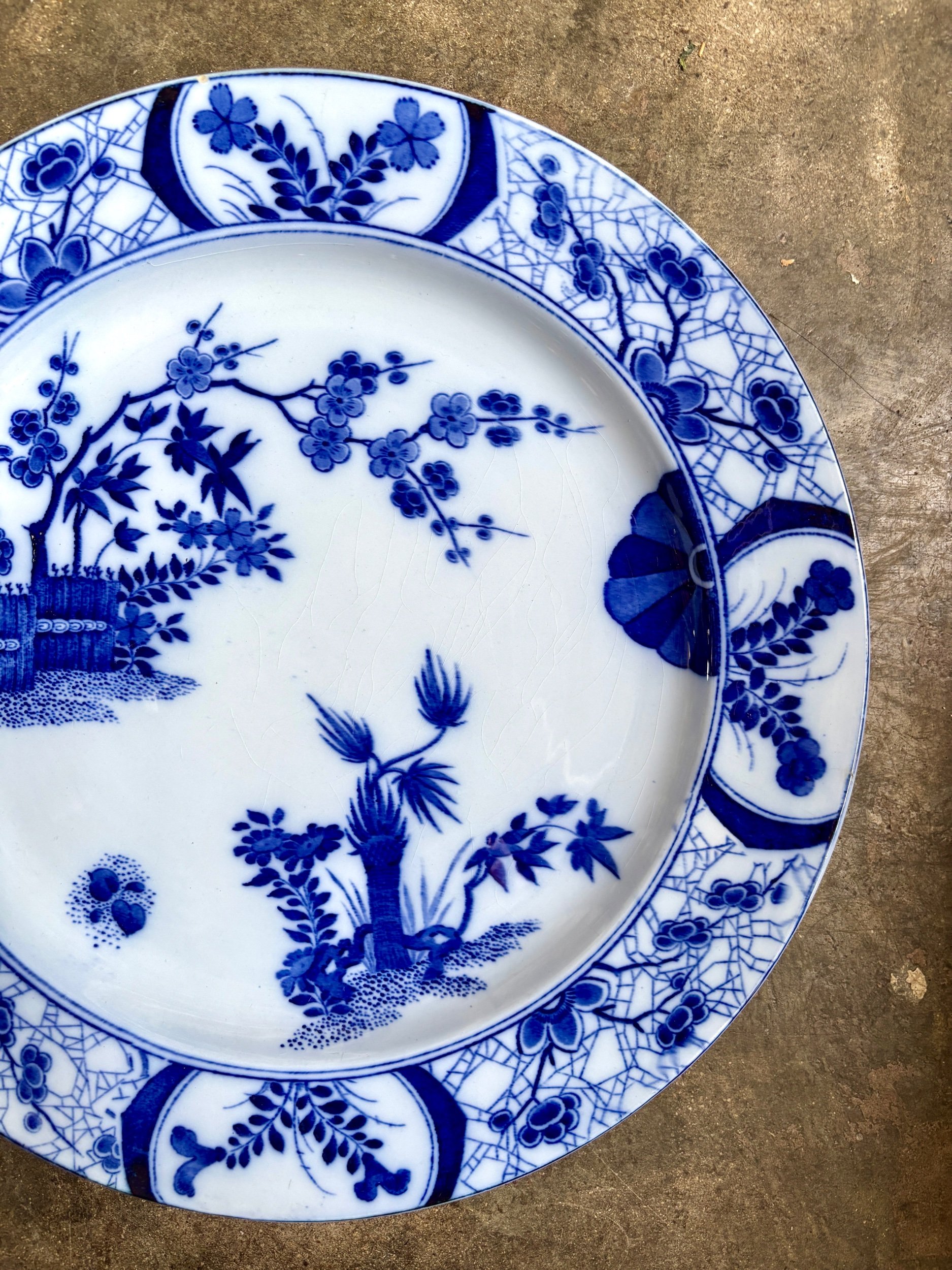 Grand plat rond Creil & Montereau en terre de fer bleue, service "Japon"