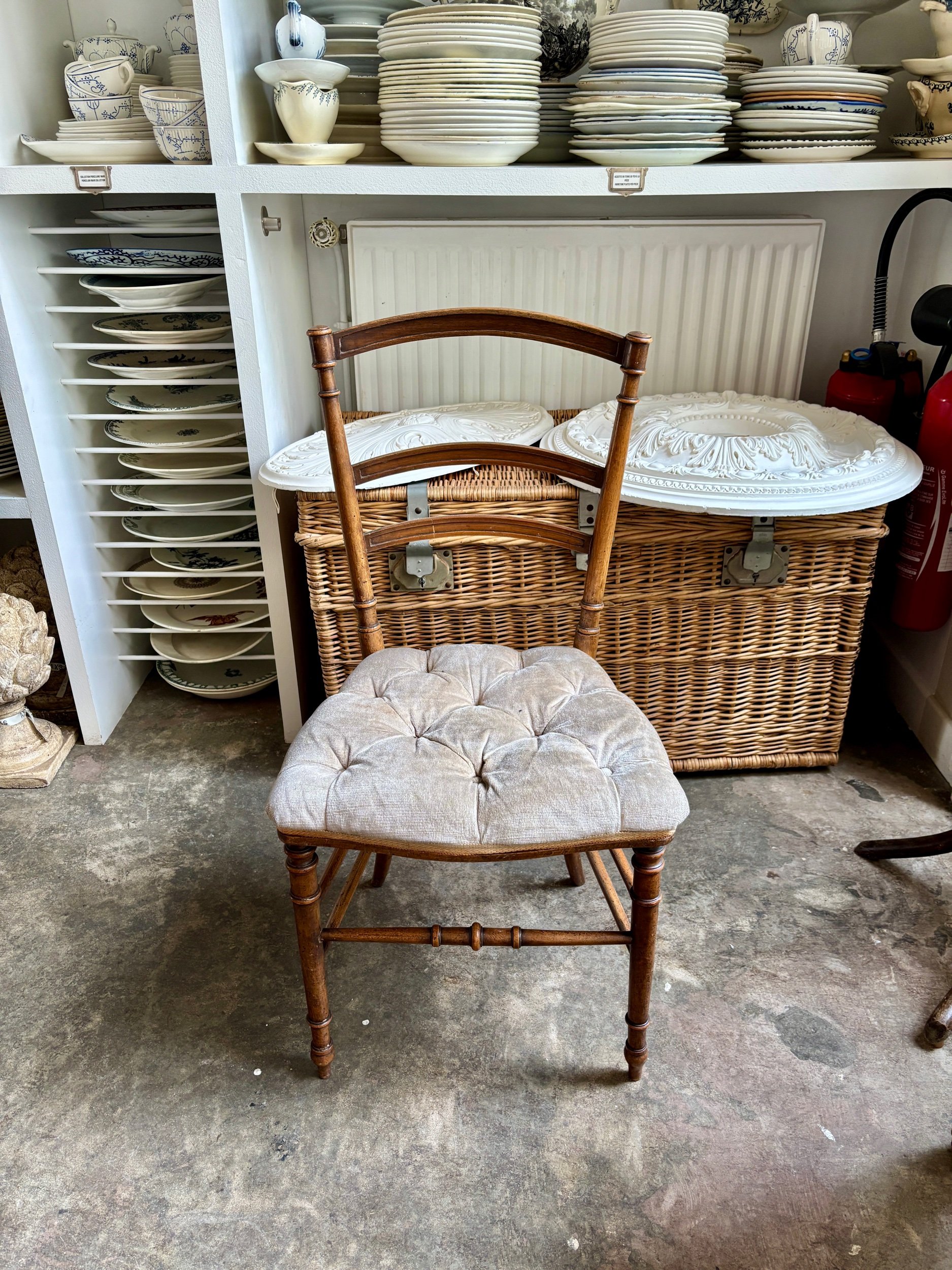 Chaise Napoléon III en bois foncé et velours de coton beige