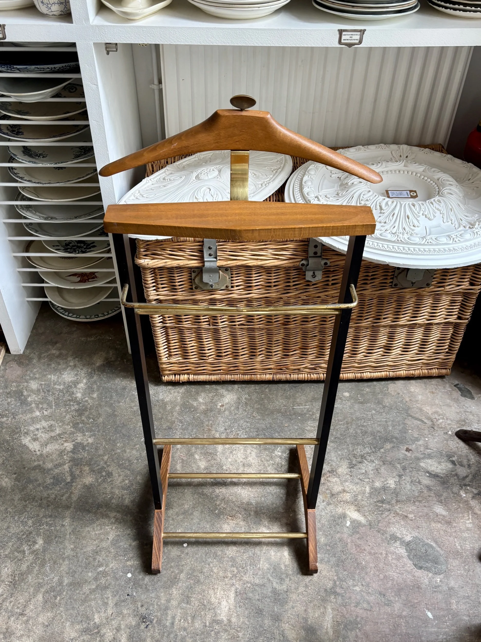 valet-chambre-fratelli-reguitti-bois-fonce-noir-metal-dore-mobilier-vintage-axs-design-paris-france