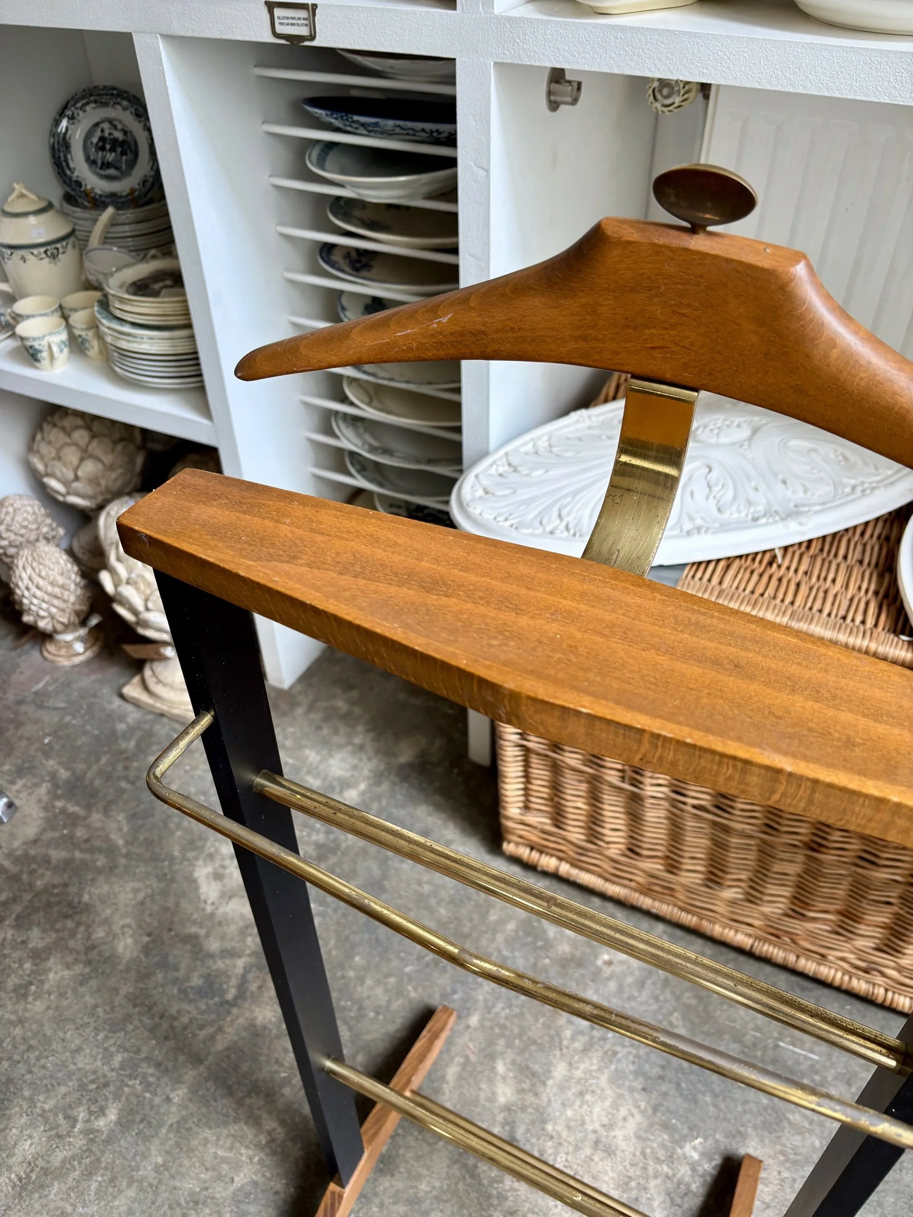 valet-chambre-fratelli-reguitti-bois-fonce-noir-metal-dore-mobilier-vintage-axs-design-paris-france