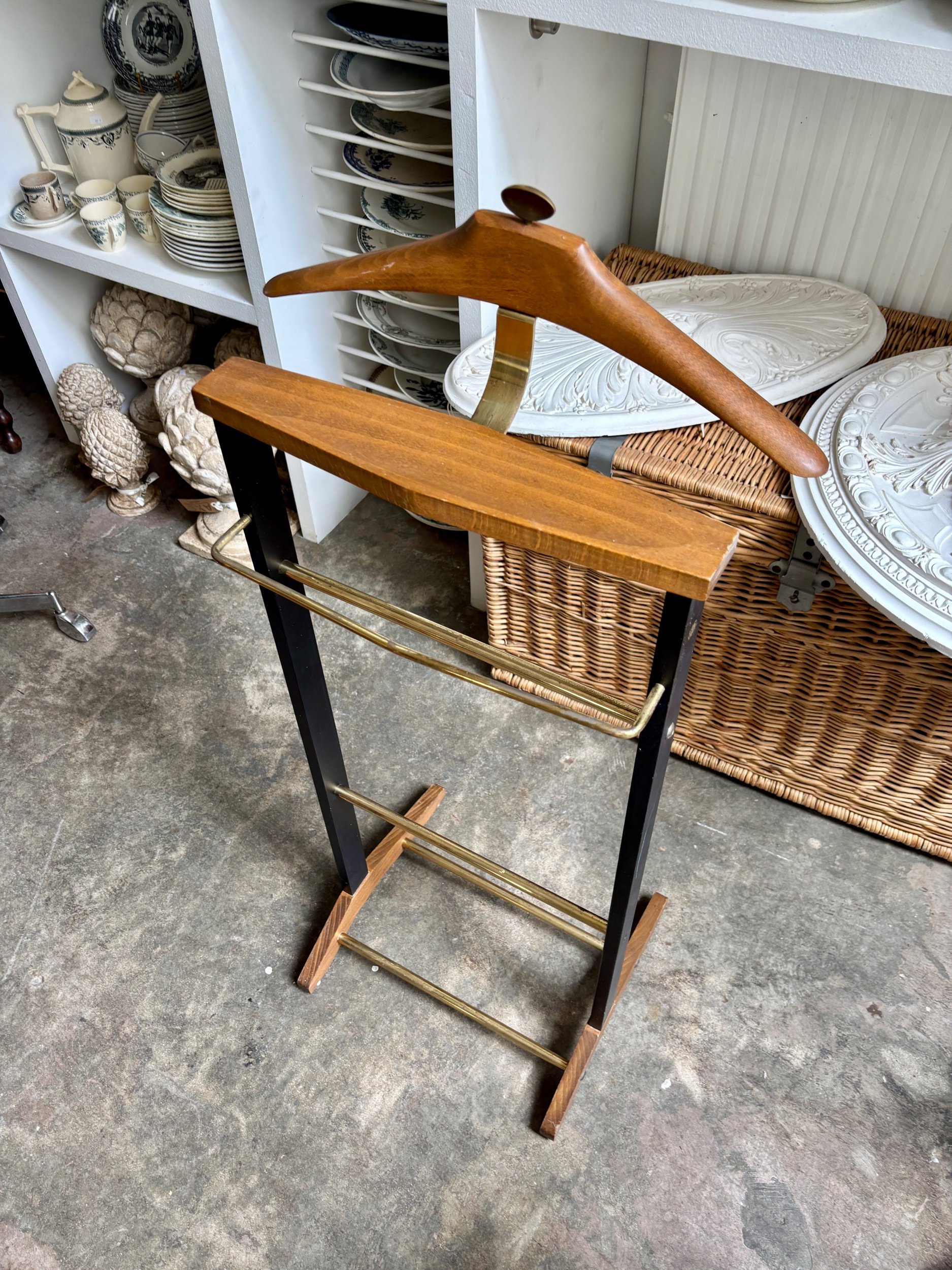 valet-chambre-fratelli-reguitti-bois-fonce-noir-metal-dore-mobilier-vintage-axs-design-paris-france