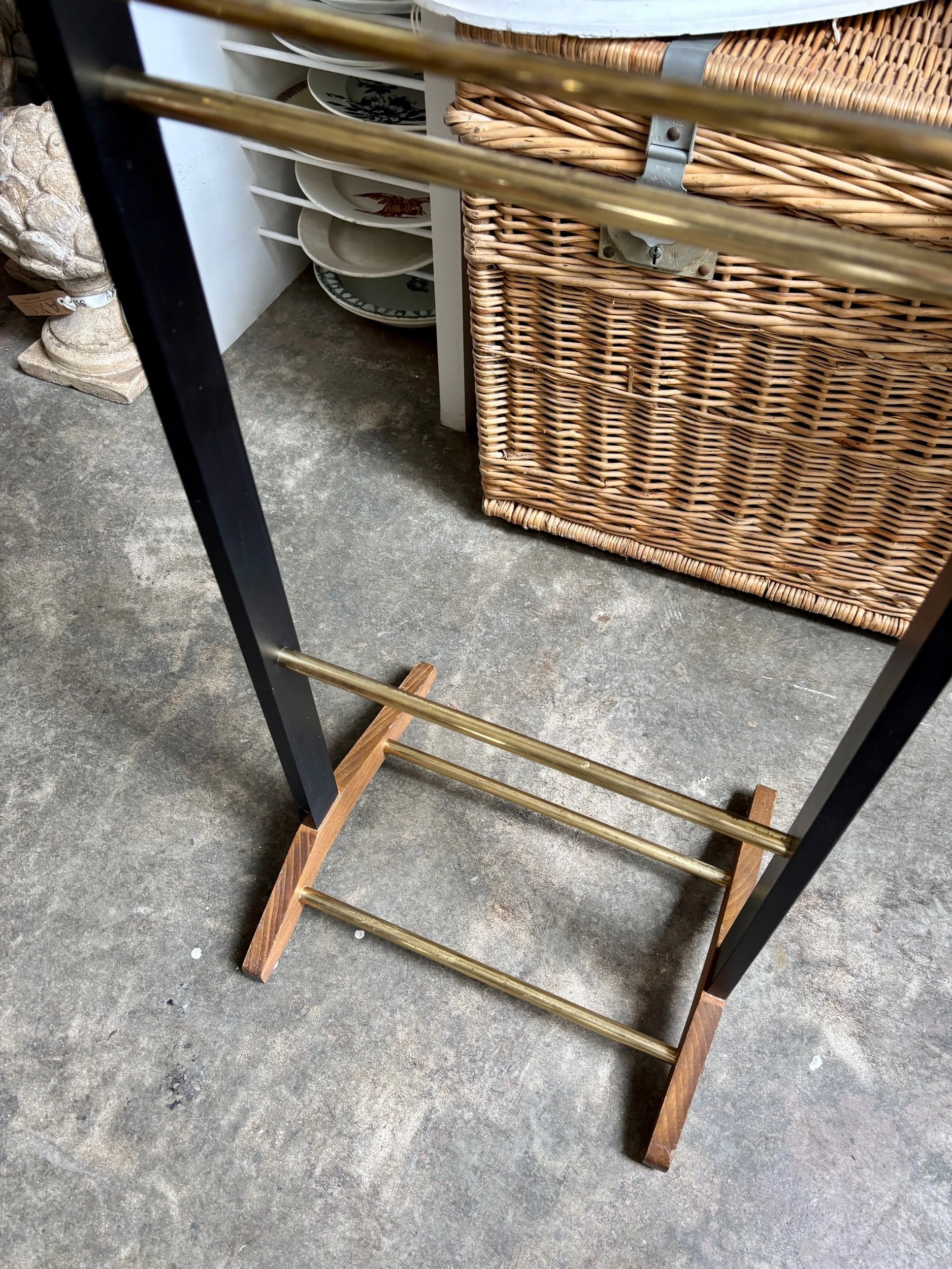 valet-chambre-fratelli-reguitti-bois-fonce-noir-metal-dore-mobilier-vintage-axs-design-paris-france