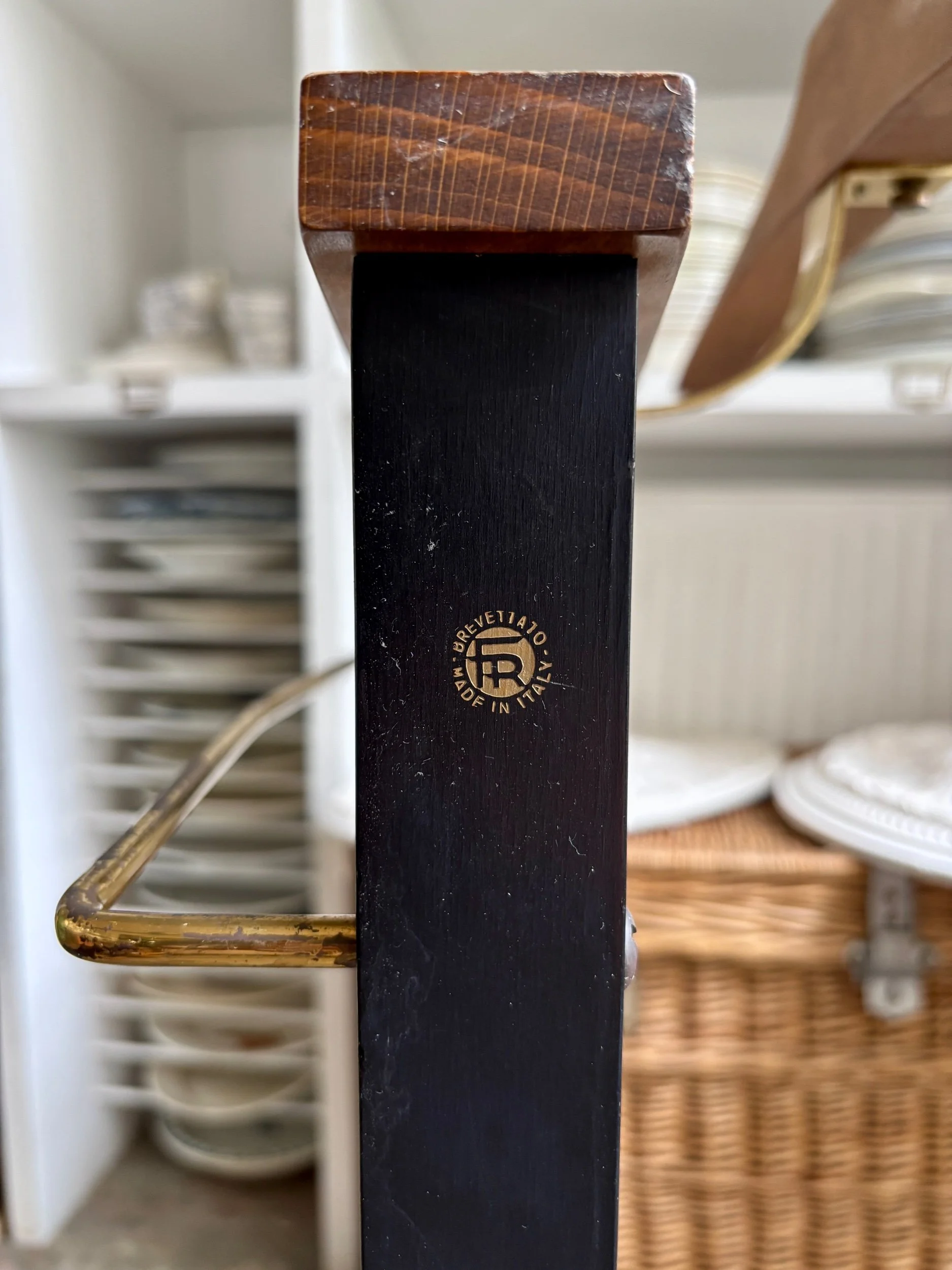 valet-chambre-fratelli-reguitti-bois-fonce-noir-metal-dore-mobilier-vintage-axs-design-paris-france