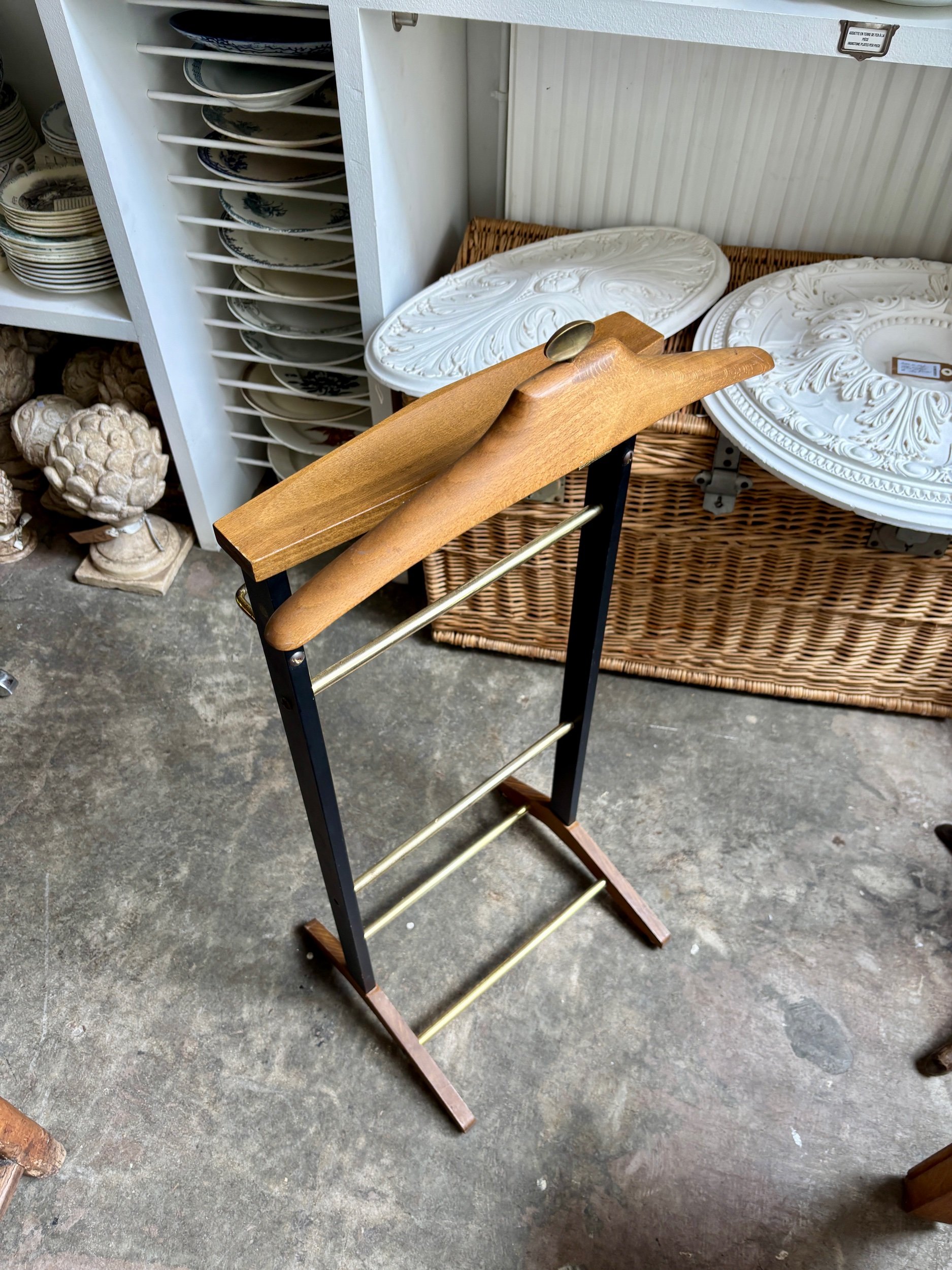 valet-chambre-fratelli-reguitti-bois-fonce-noir-metal-dore-mobilier-vintage-axs-design-paris-france