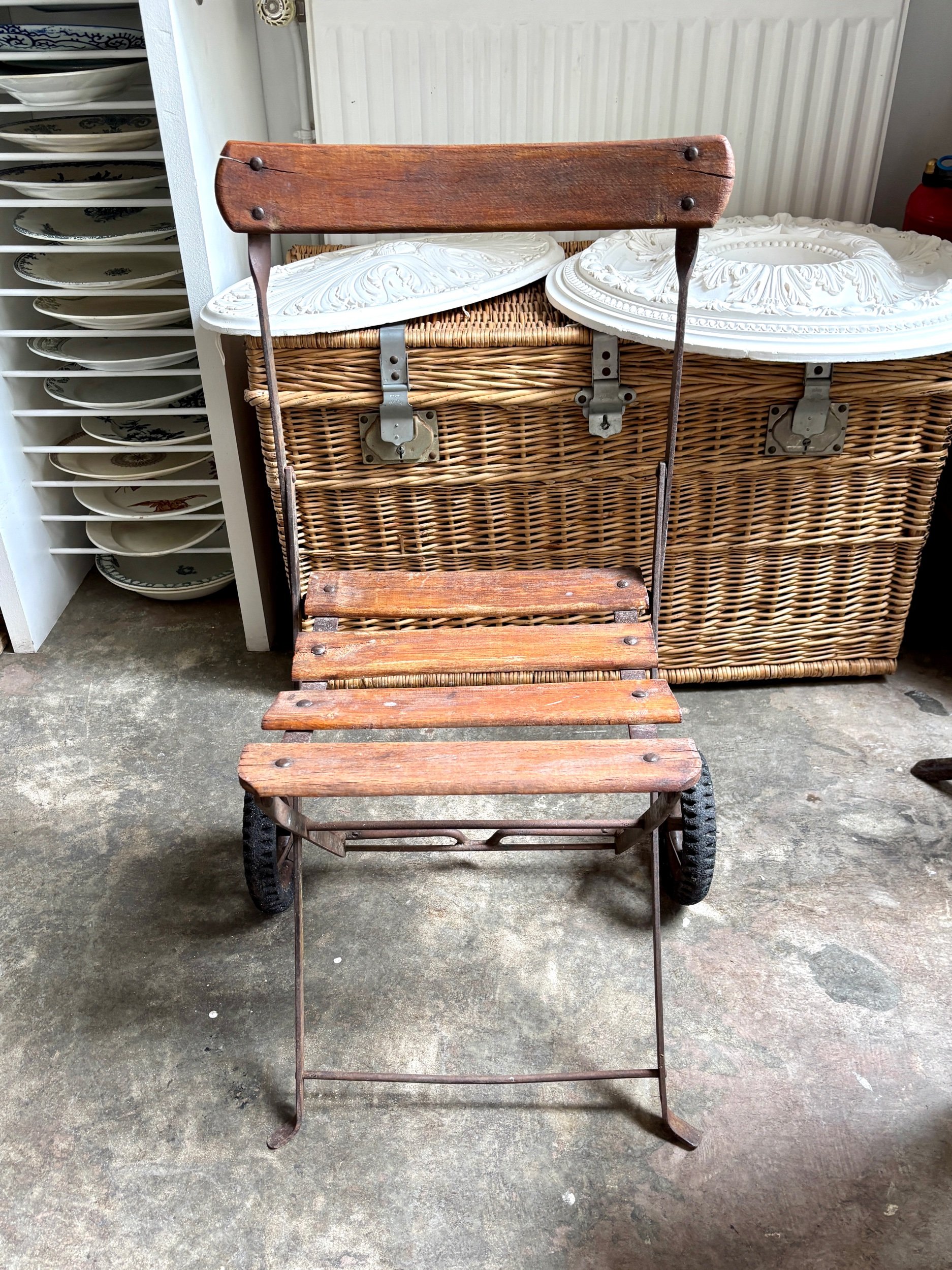 chaise-pliante-bois-fonce-metal-noir-assise-vintage-axs-design-paris-france