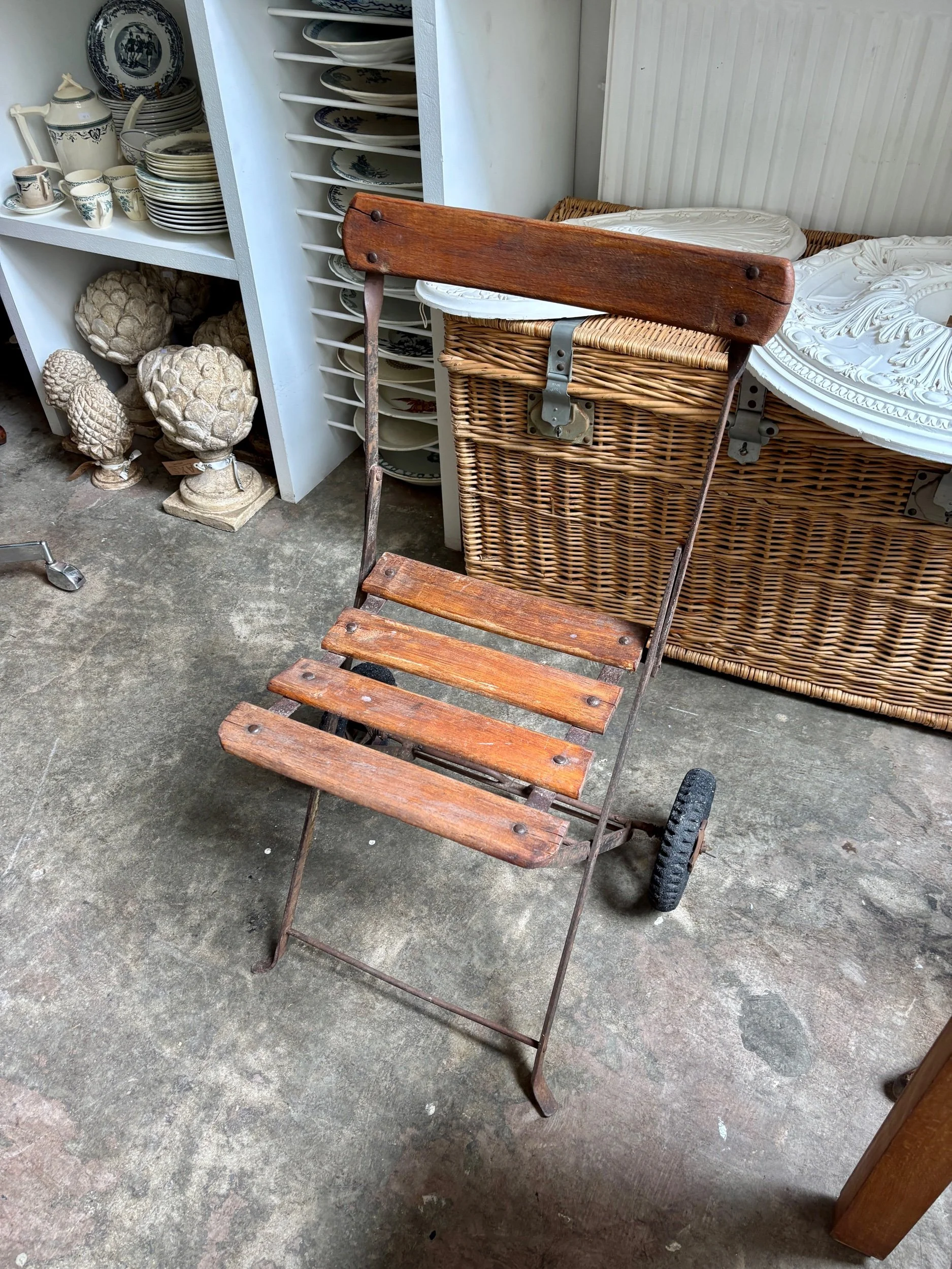 Chaise pliante sur roulettes en métal et bois