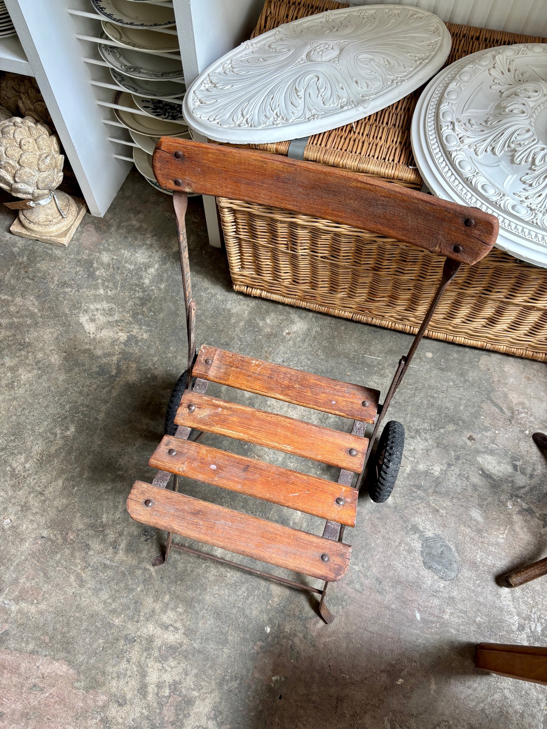 chaise-pliante-bois-fonce-metal-noir-assise-vintage-axs-design-paris-france