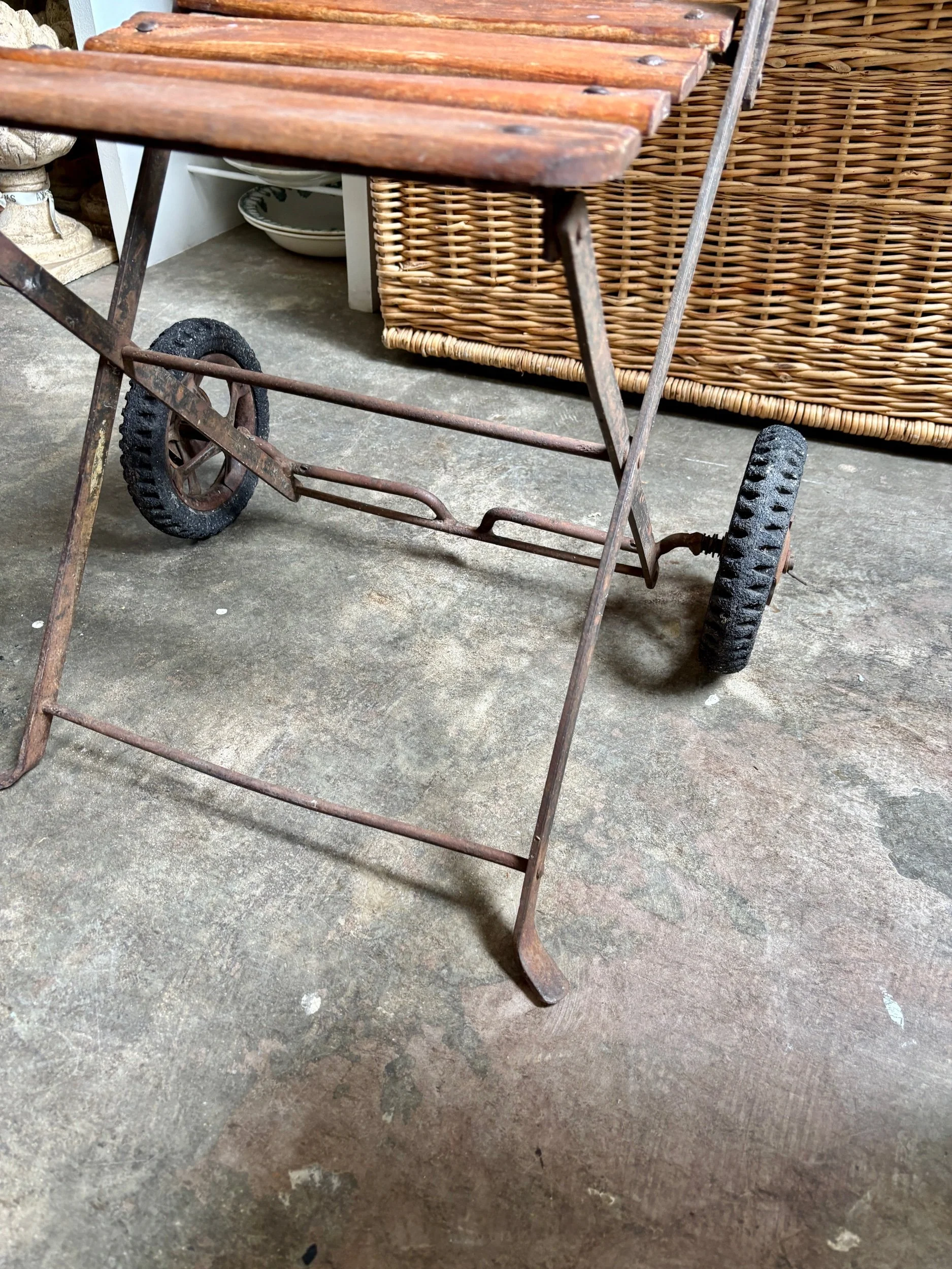 chaise-pliante-bois-fonce-metal-noir-assise-vintage-axs-design-paris-france