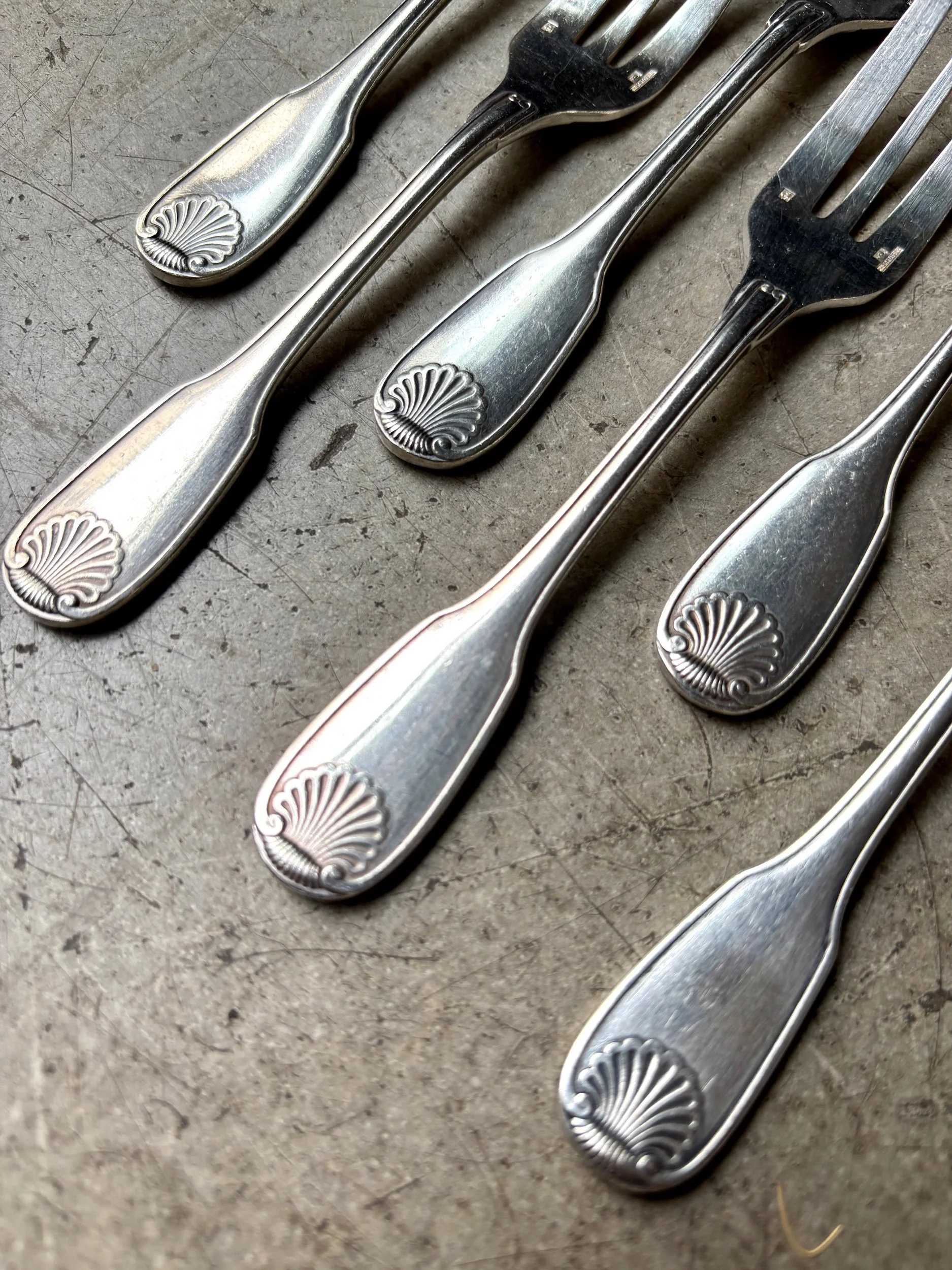 fourchettes-dessert-christofle-coquille-metal-argent-couvert-vintage-axs-design-paris-france