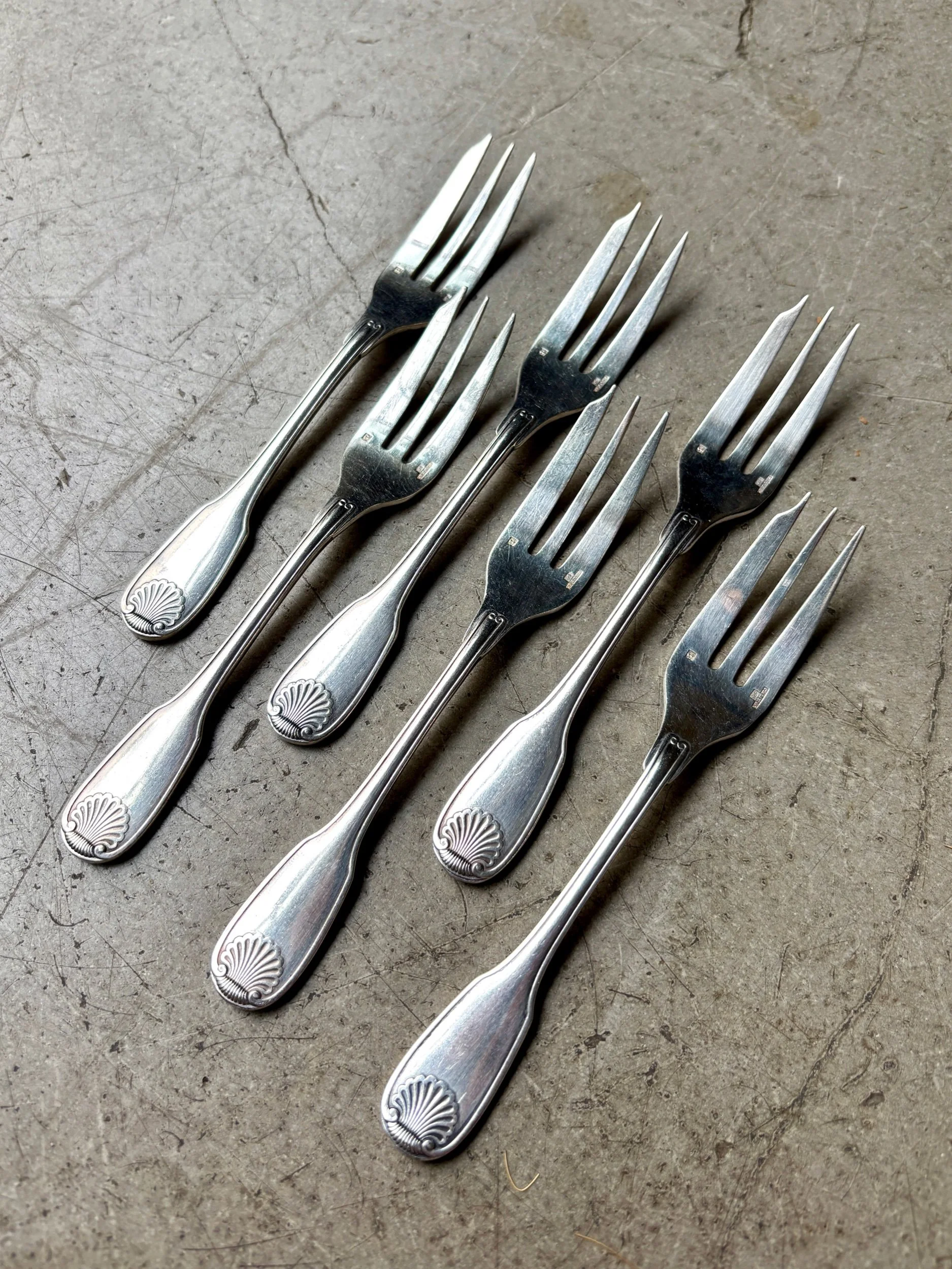 fourchettes-dessert-christofle-coquille-metal-argent-couvert-vintage-axs-design-paris-france