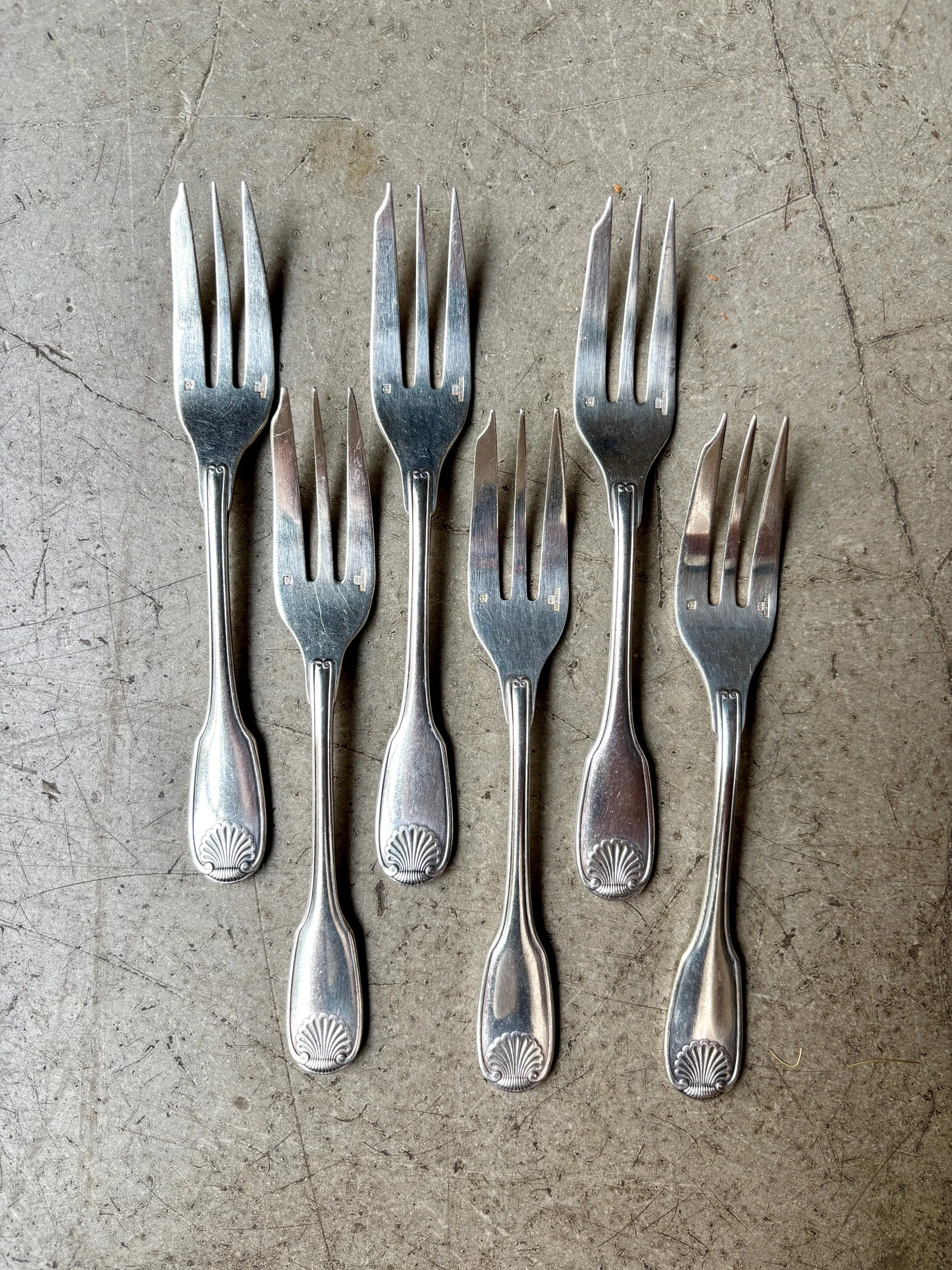 fourchettes-dessert-christofle-coquille-metal-argent-couvert-vintage-axs-design-paris-france