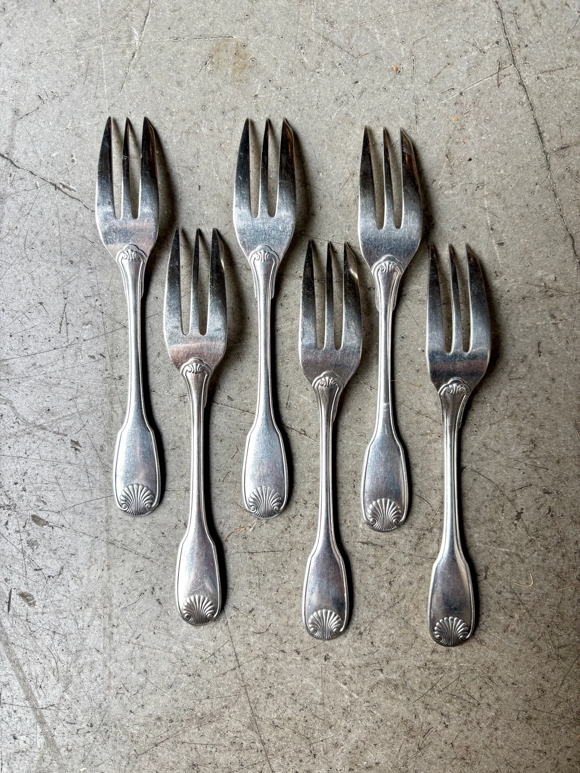 fourchettes-dessert-christofle-coquille-metal-argent-couvert-vintage-axs-design-paris-france