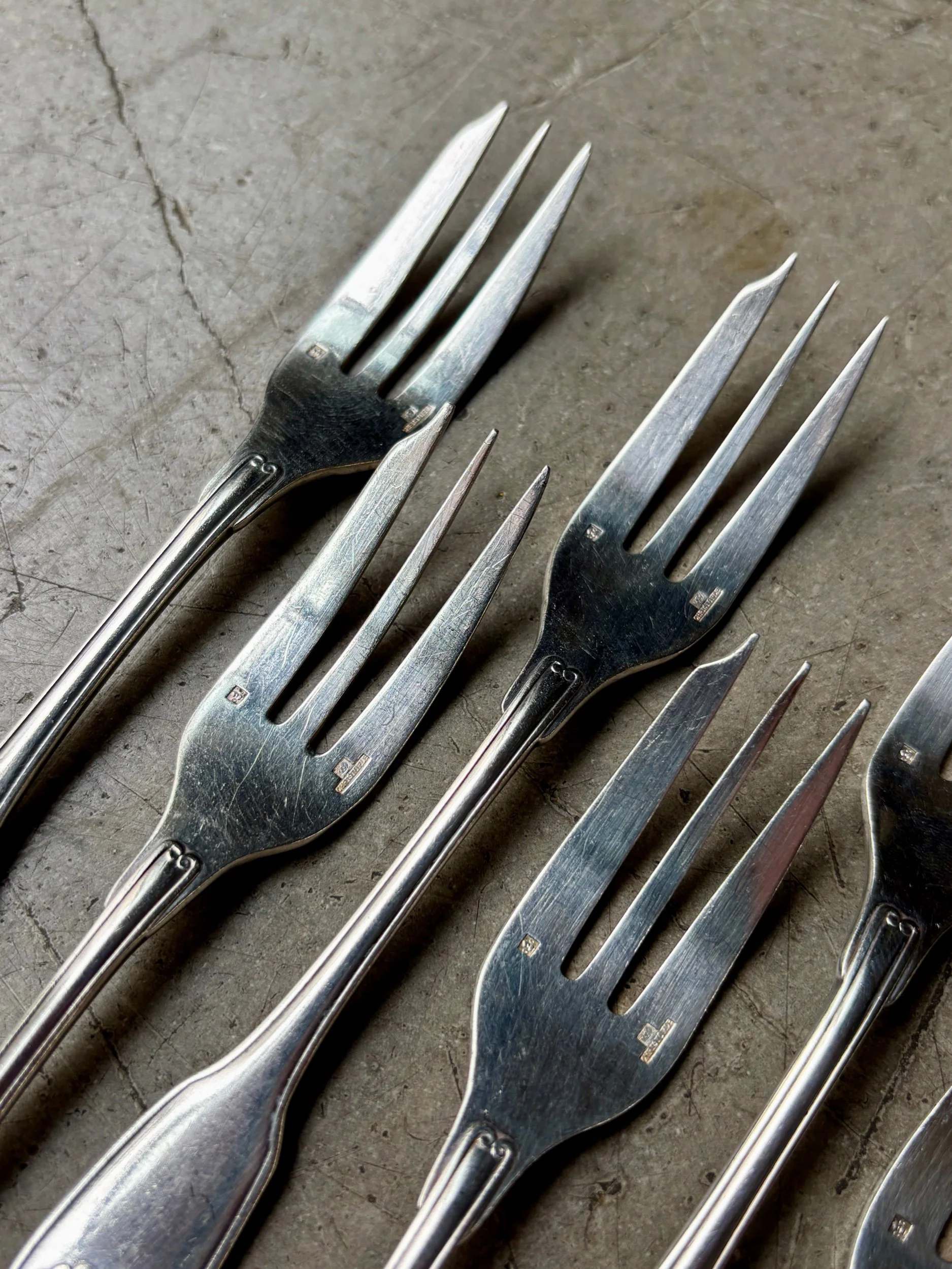 fourchettes-dessert-christofle-coquille-metal-argent-couvert-vintage-axs-design-paris-france