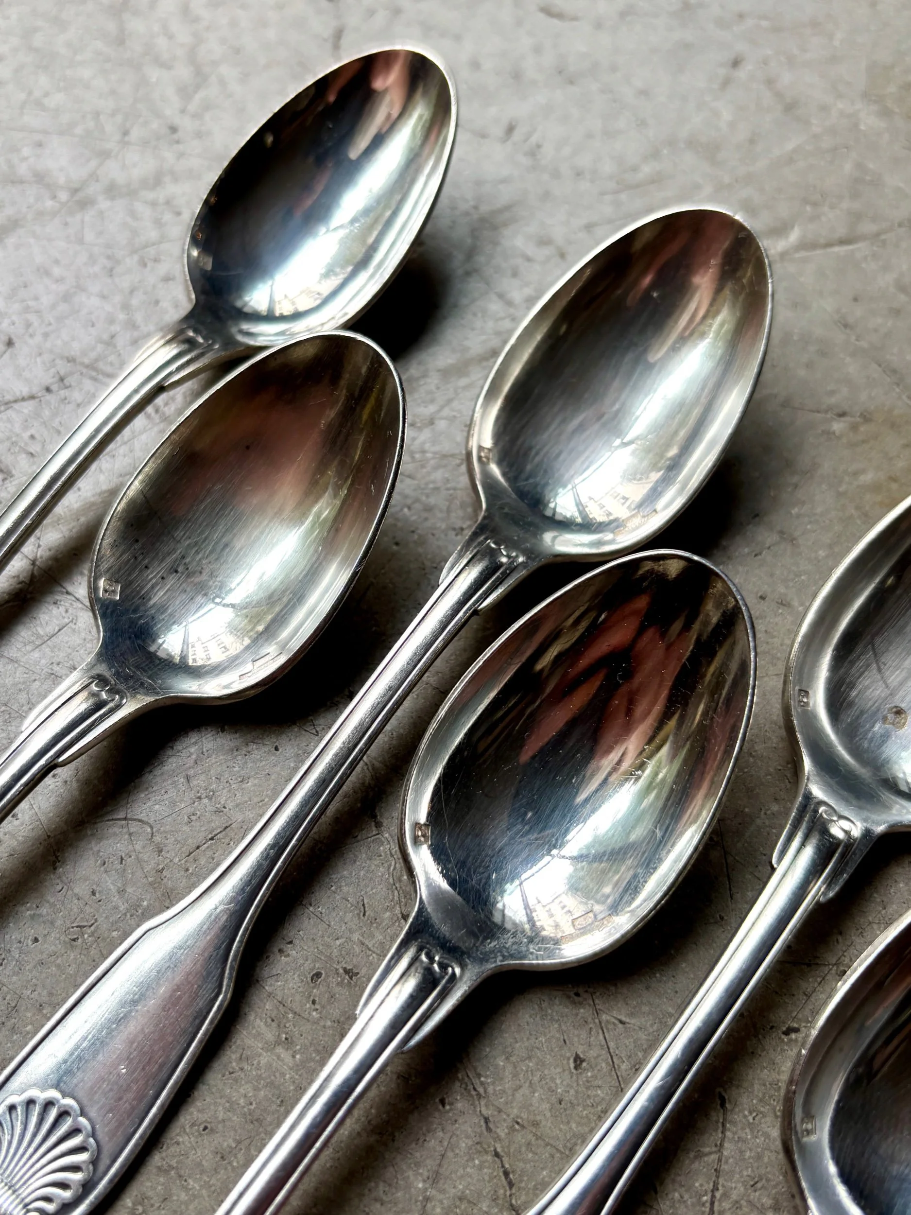 petites-cuillères-christofle-coquille-metal-argent-couvert-vintage-axs-design-paris-france