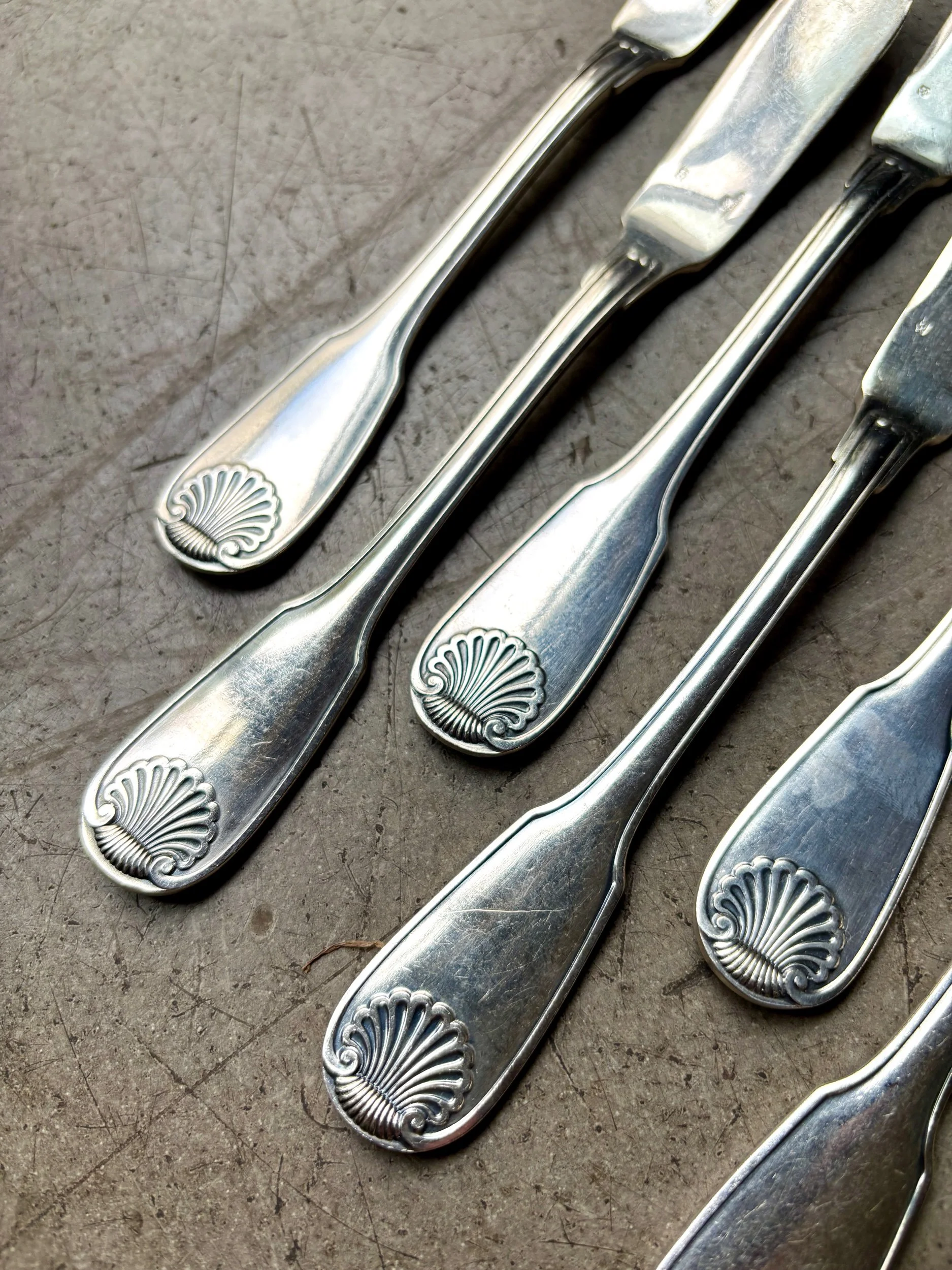 couteaux-poisson-christofle-coquille-metal-argent-couvert-vintage-axs-design-paris-france