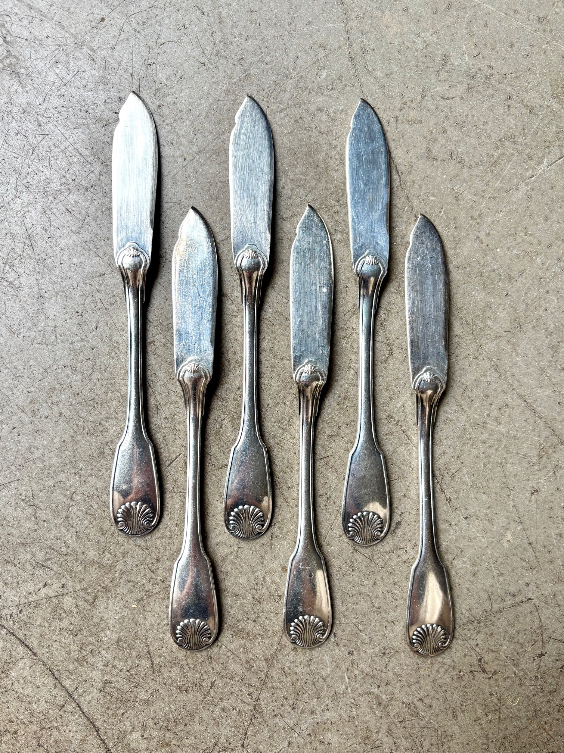 couteaux-poisson-christofle-coquille-metal-argent-couvert-vintage-axs-design-paris-france