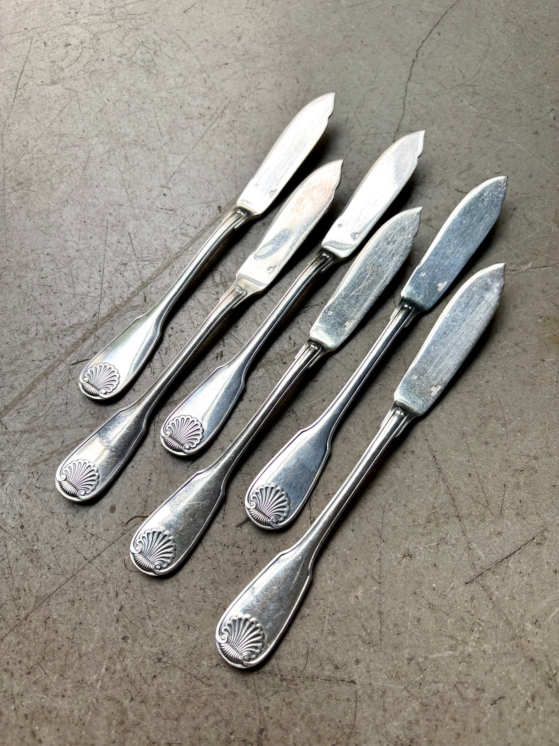 couteaux-poisson-christofle-coquille-metal-argent-couvert-vintage-axs-design-paris-france