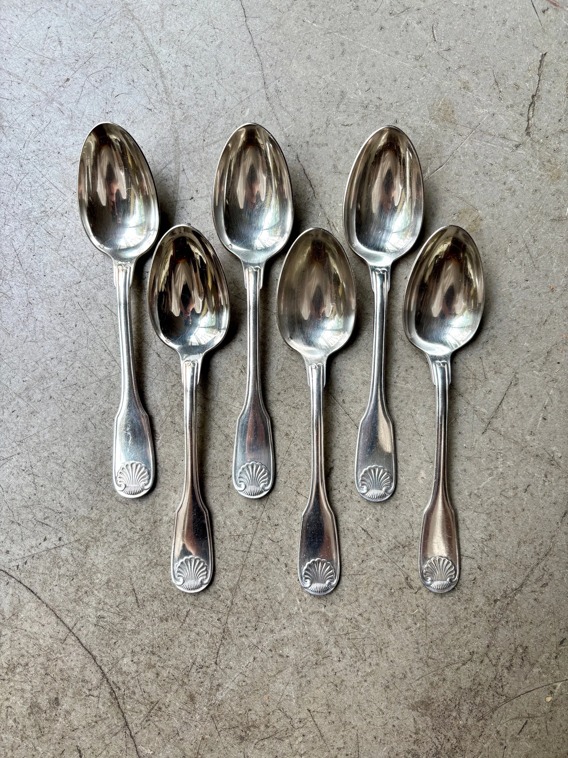 6 grandes cuillères Christofle en métal argenté, décor coquille