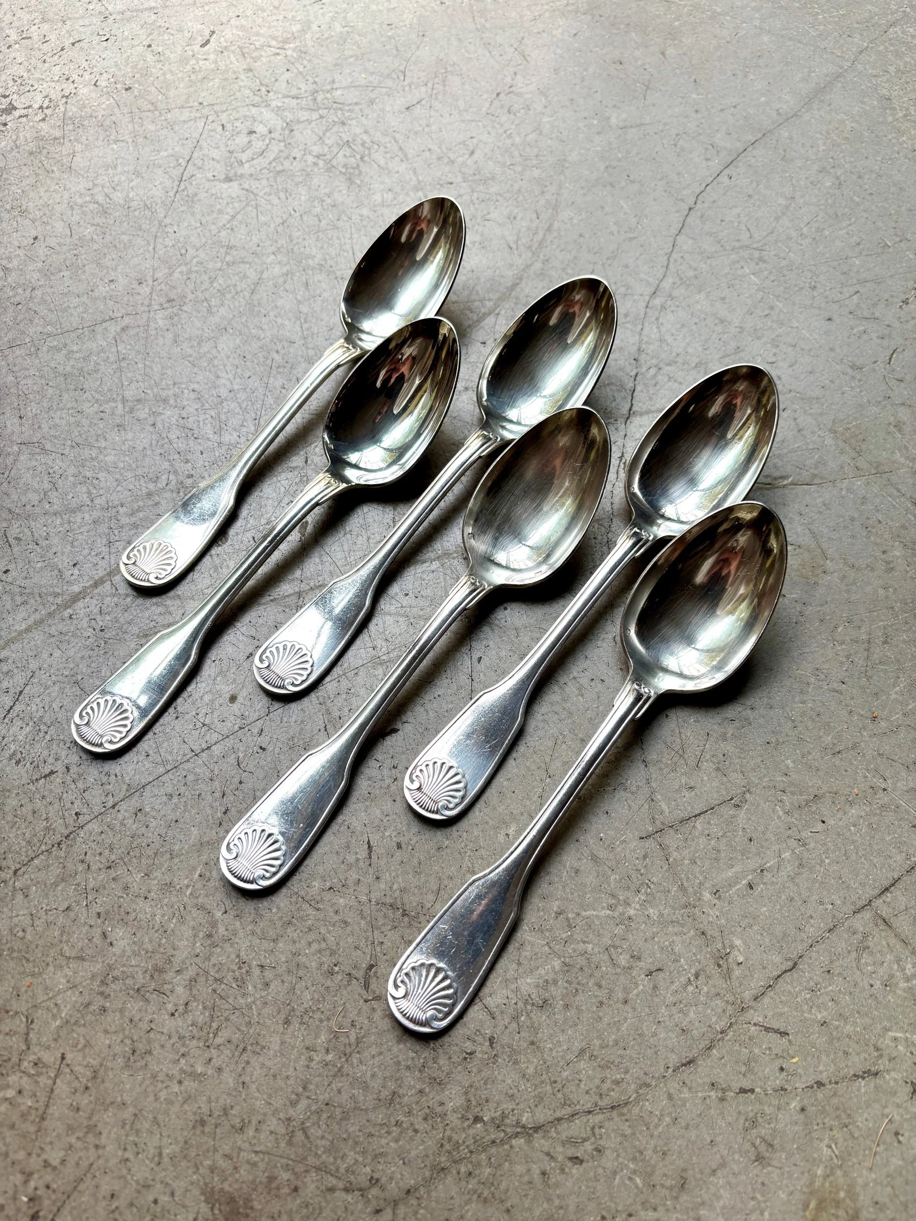grandes-cuillères-christofle-coquille-metal-argent-couvert-vintage-axs-design-paris-france