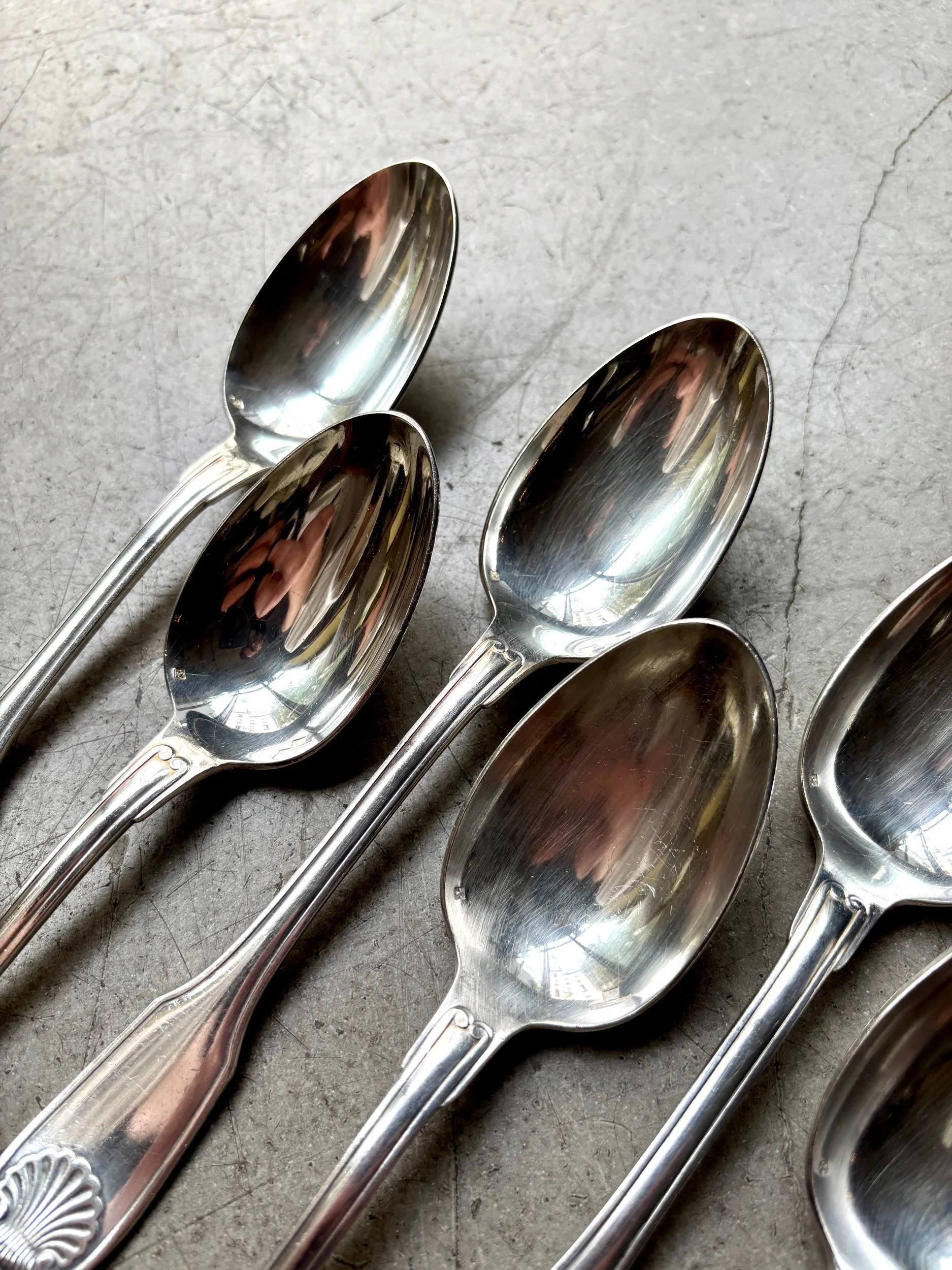 grandes-cuillères-christofle-coquille-metal-argent-couvert-vintage-axs-design-paris-france