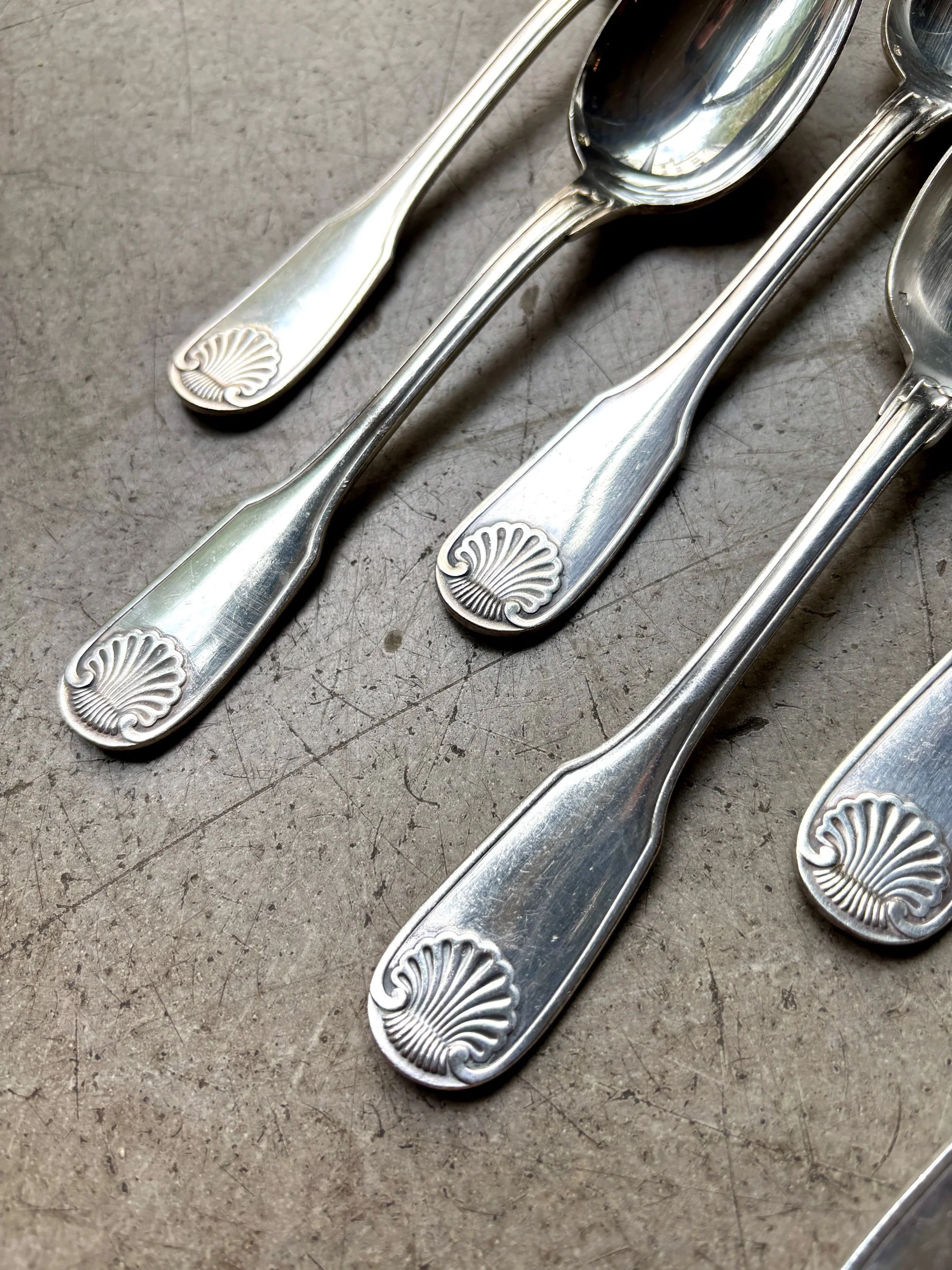 grandes-cuillères-christofle-coquille-metal-argent-couvert-vintage-axs-design-paris-france
