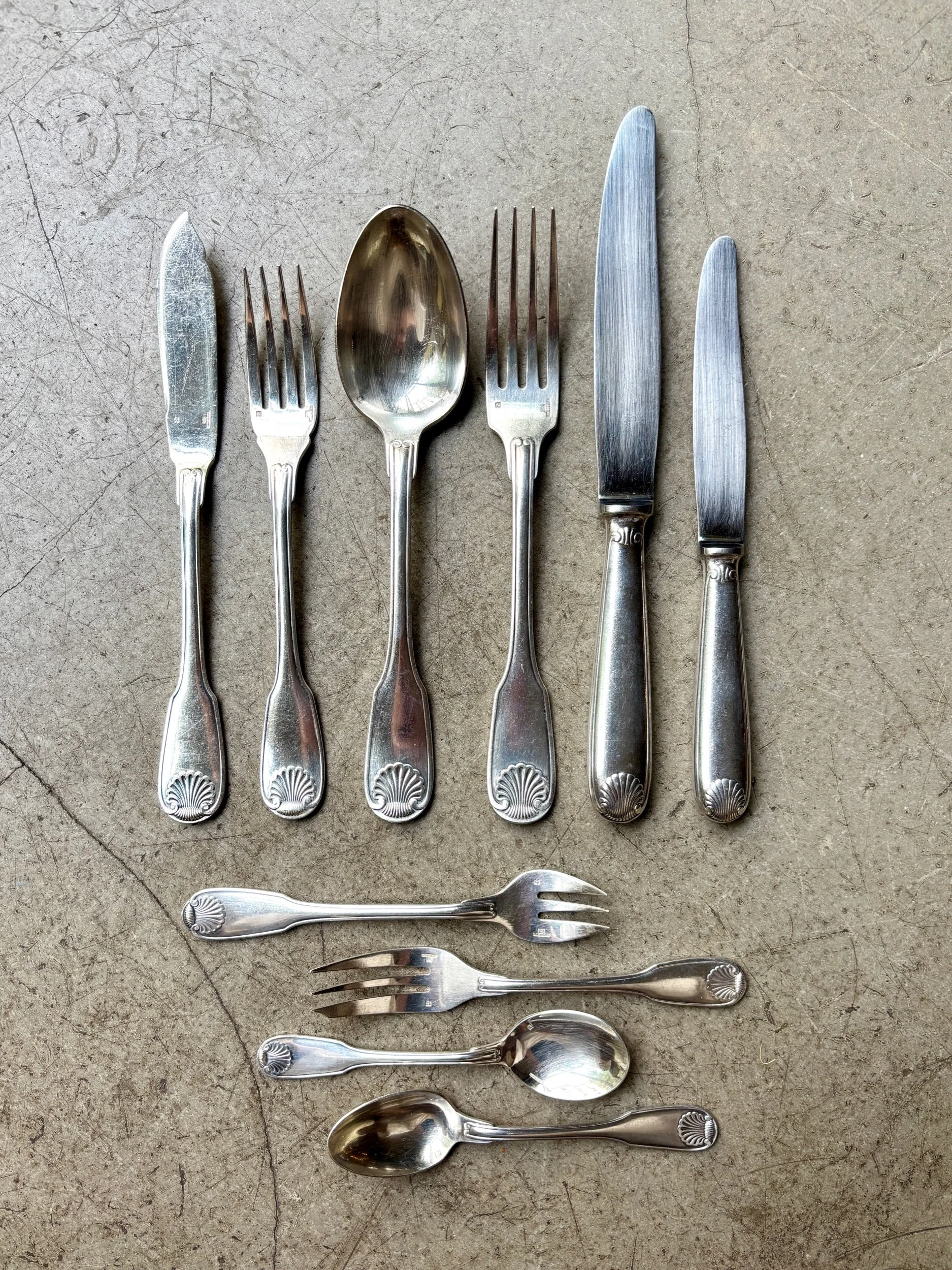 grandes-cuillères-christofle-coquille-metal-argent-couvert-vintage-axs-design-paris-france