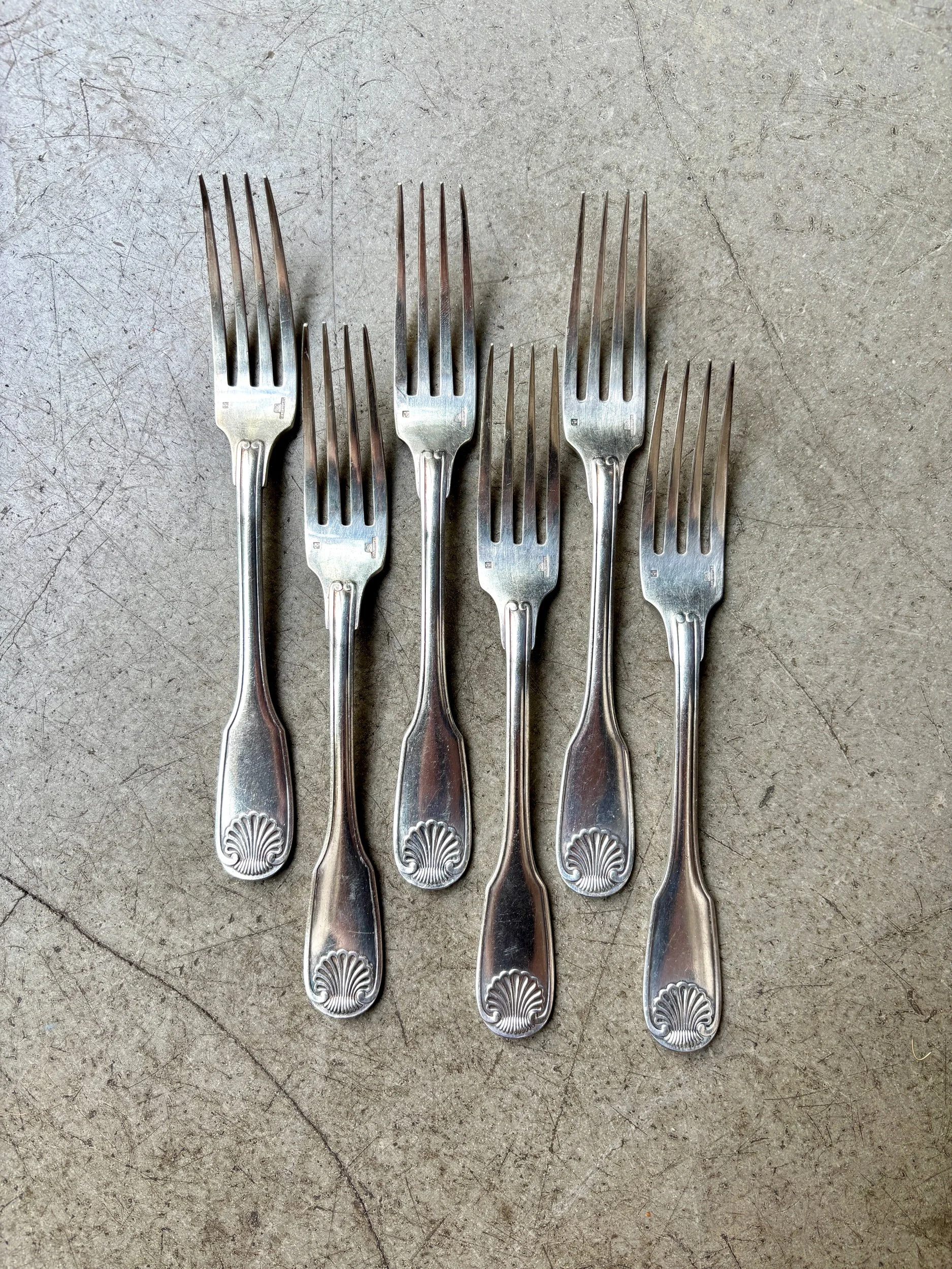 6 fourchettes Christofle en métal argenté, décor coquille