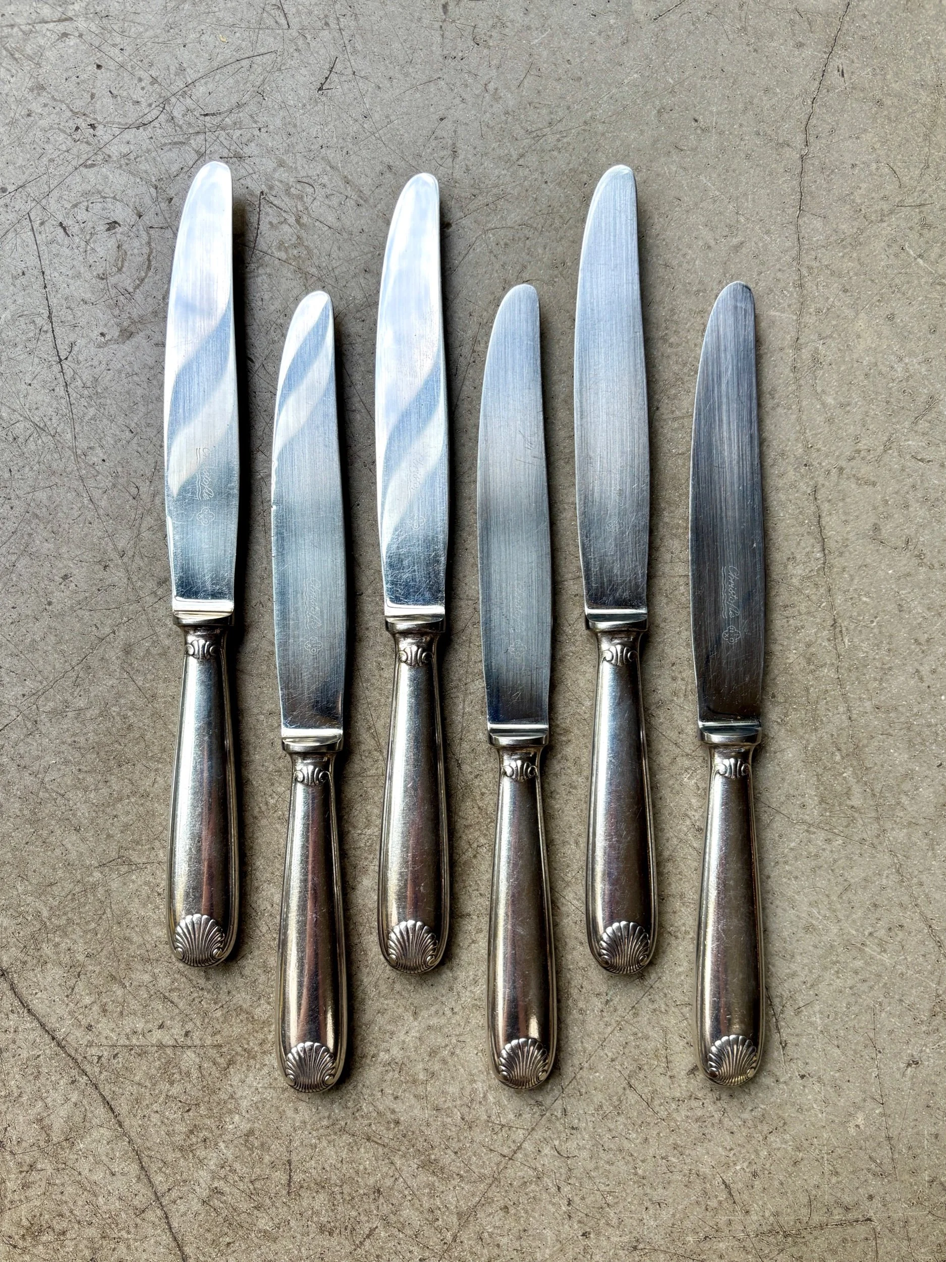 6 couteaux Christofle en métal argenté, décor coquille