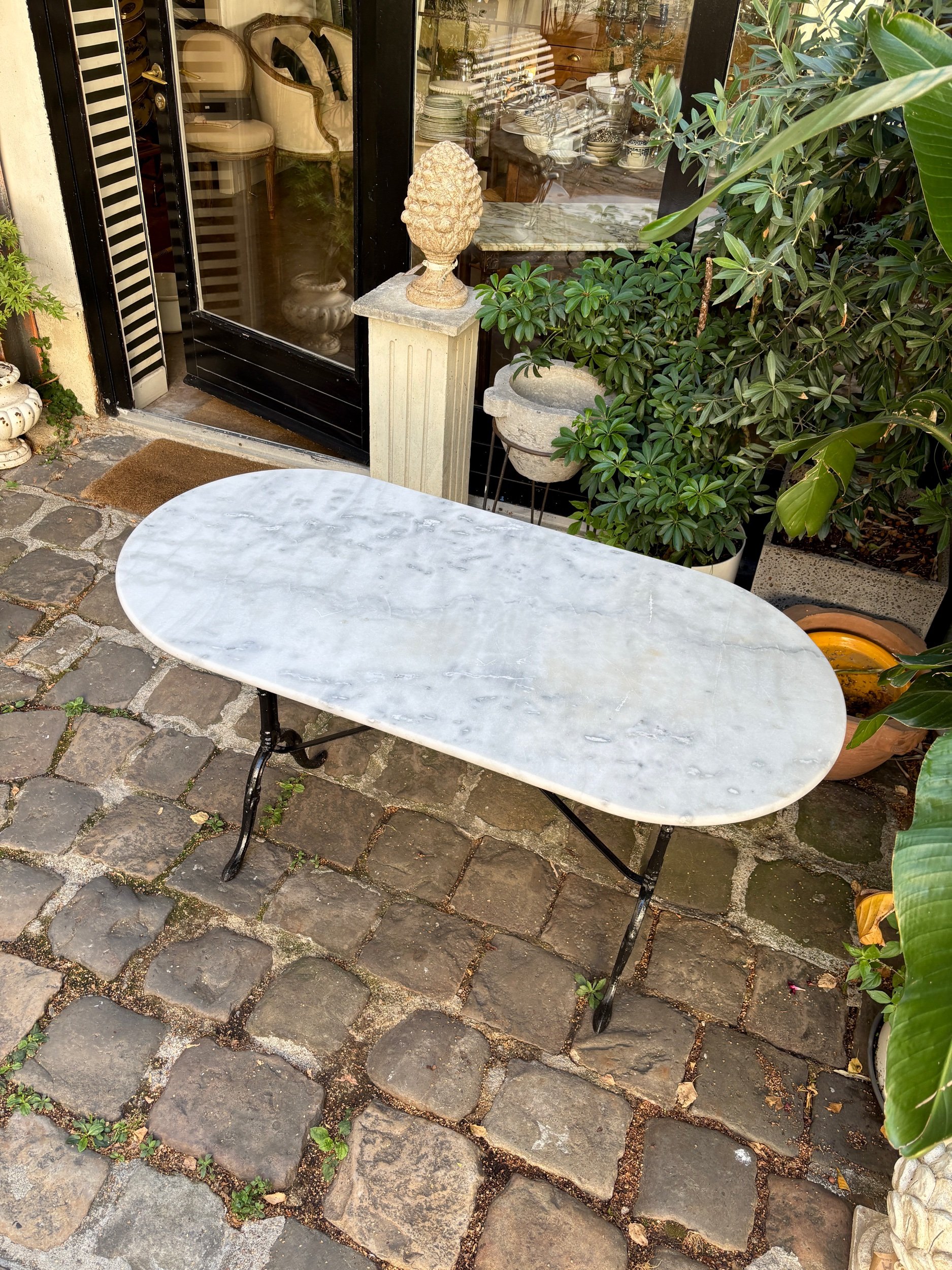 Table bistrot oblongue en marbre gris et fonte de fer noire, 121 x 60 cm