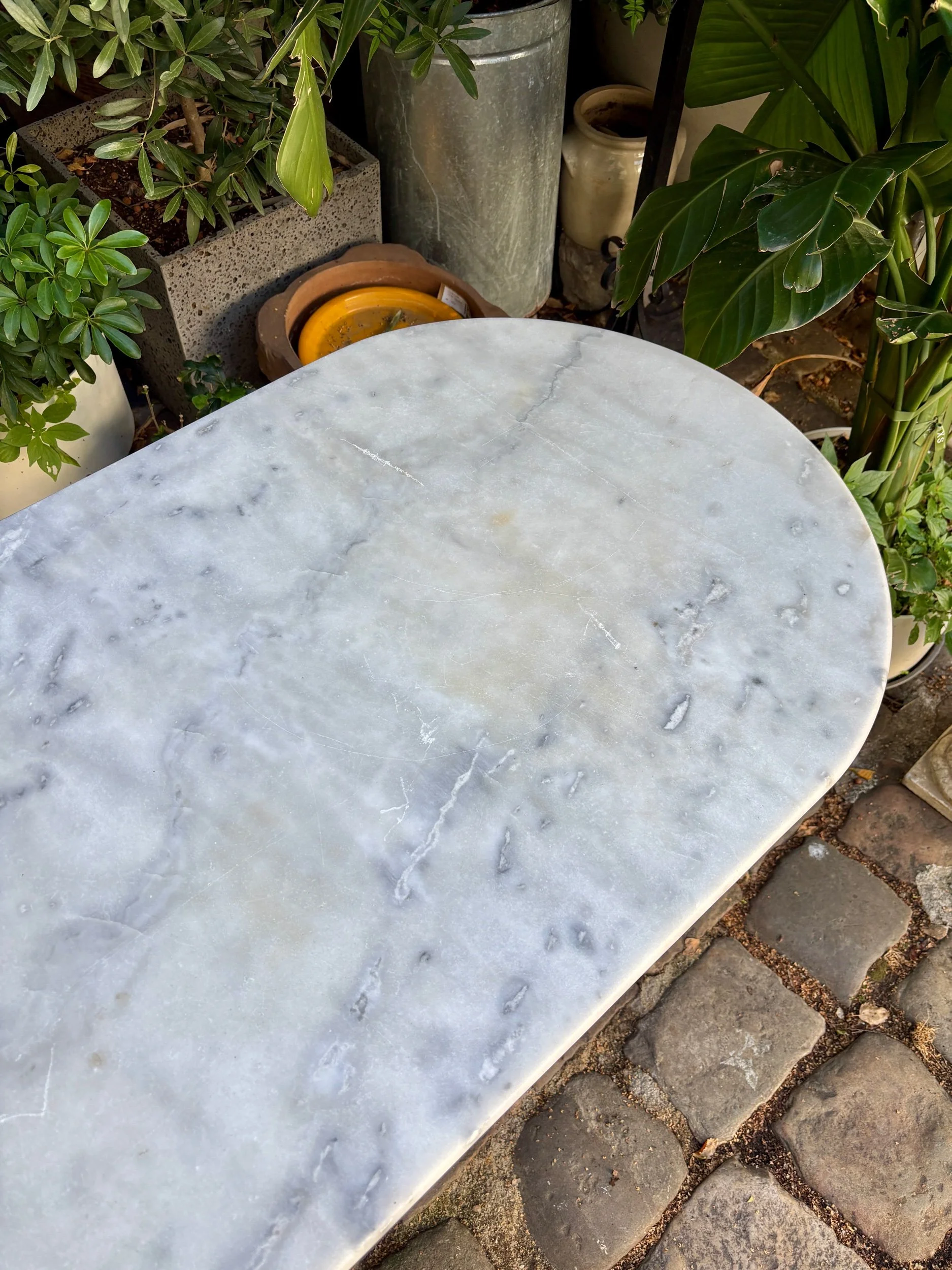 table-bistrot-oblong-marbre-gris-fonte-fer-noir-mobilier-vintage-axs-design-paris-france