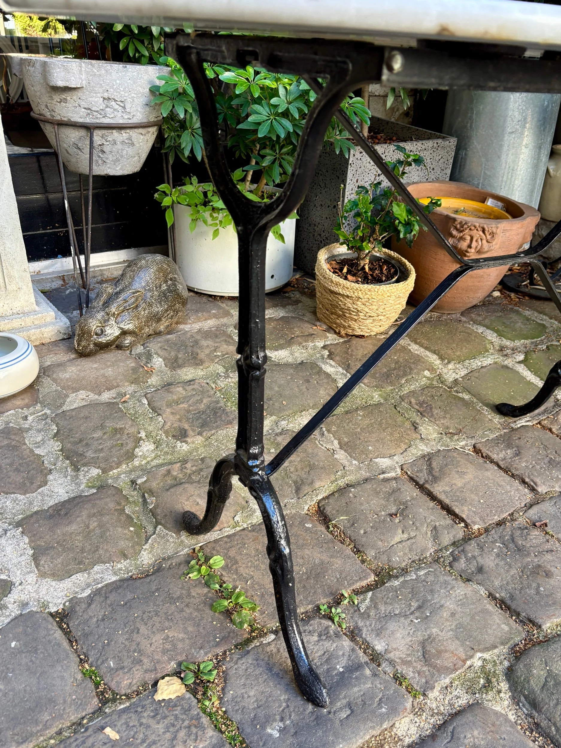 table-bistrot-oblong-marbre-gris-fonte-fer-noir-mobilier-vintage-axs-design-paris-france