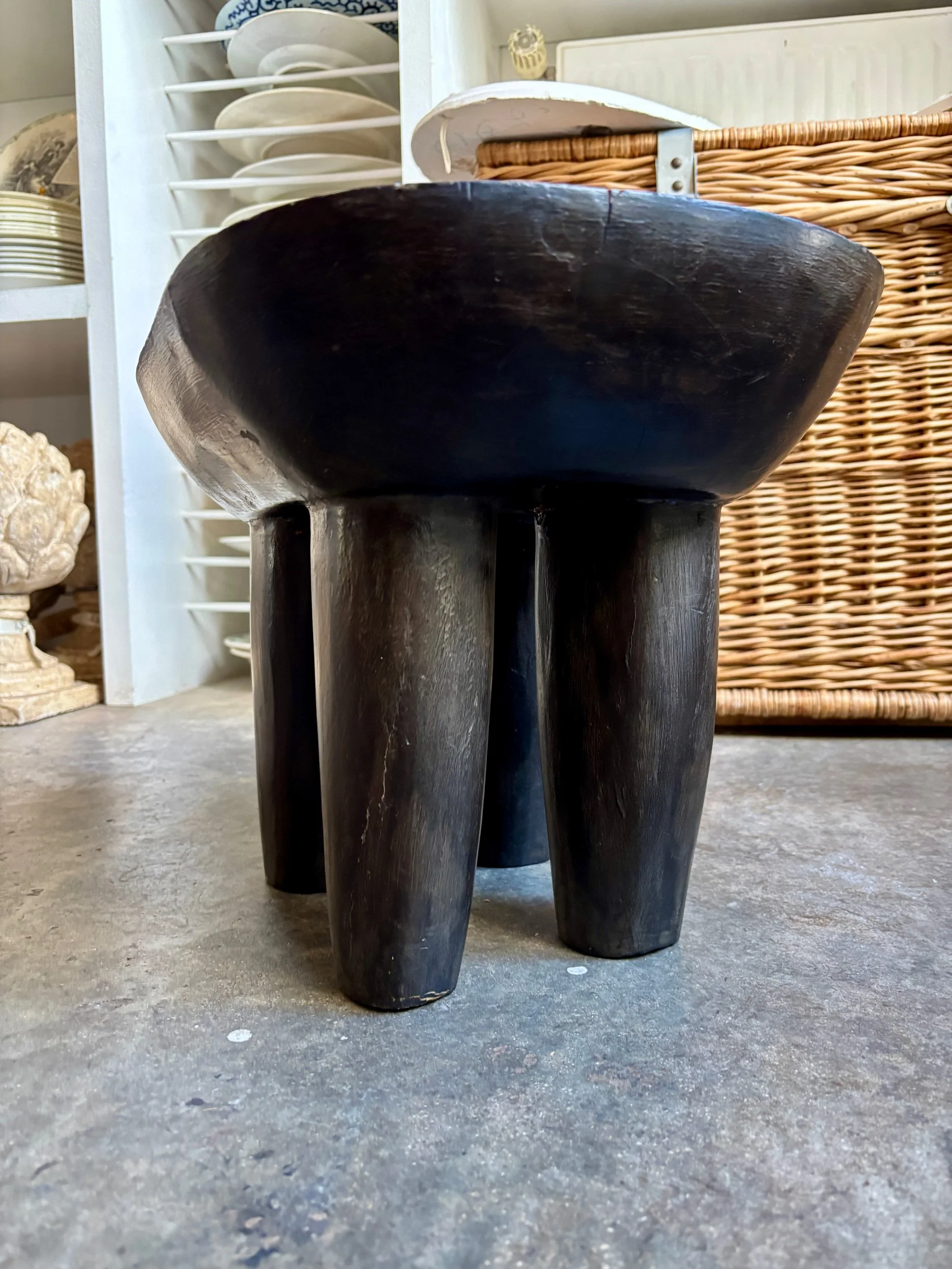 tabouret-senoufo-bois-noir-assise-vintage-artisanale-axs-design-paris-france