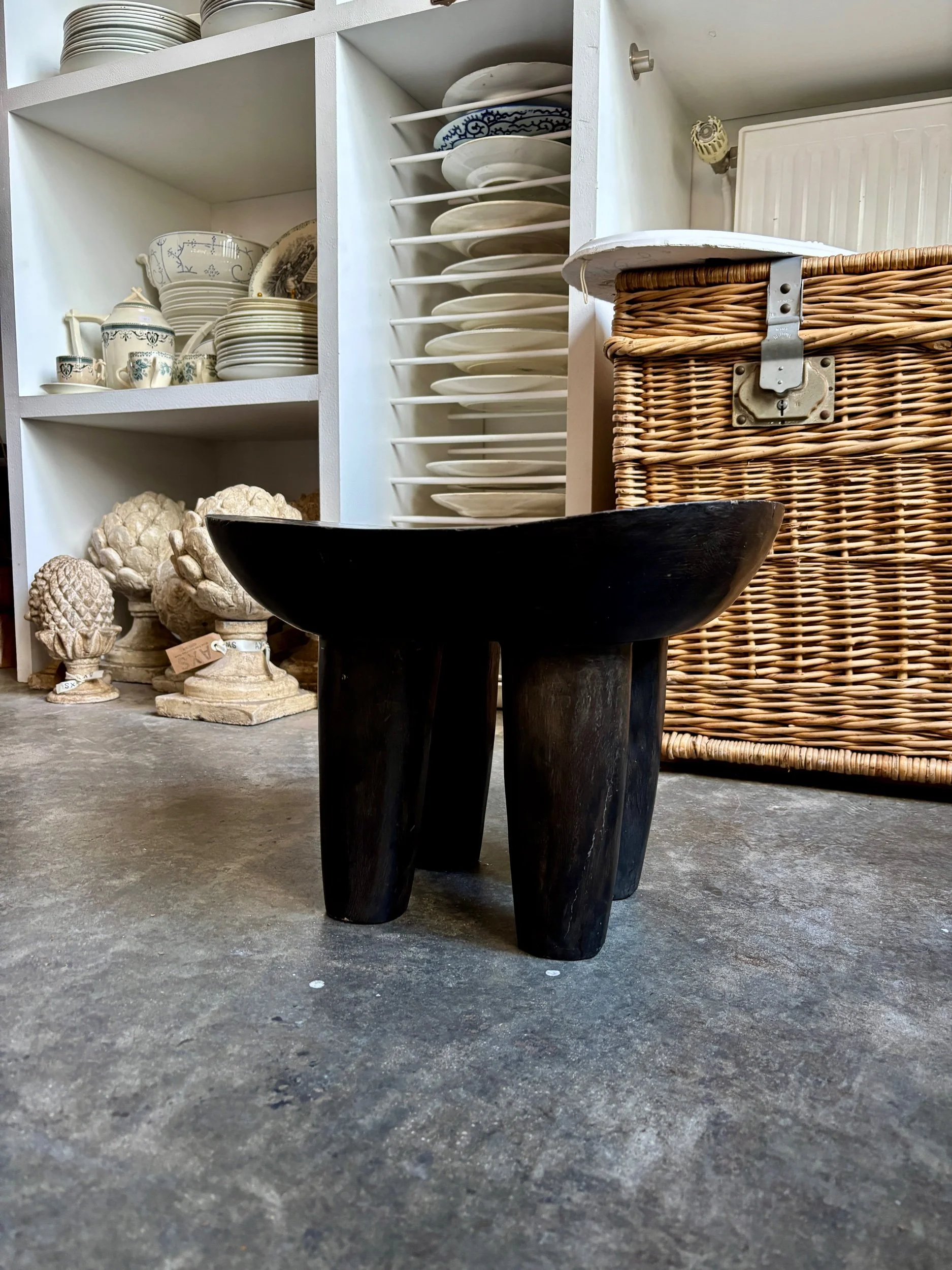 tabouret-senoufo-bois-noir-assise-vintage-artisanale-axs-design-paris-france