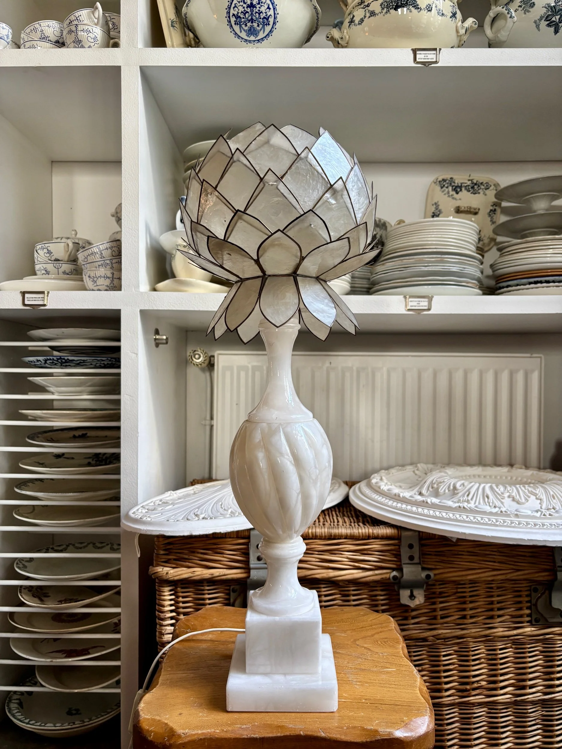 Lampe de table en albâtre et abat-jour formant artichaut