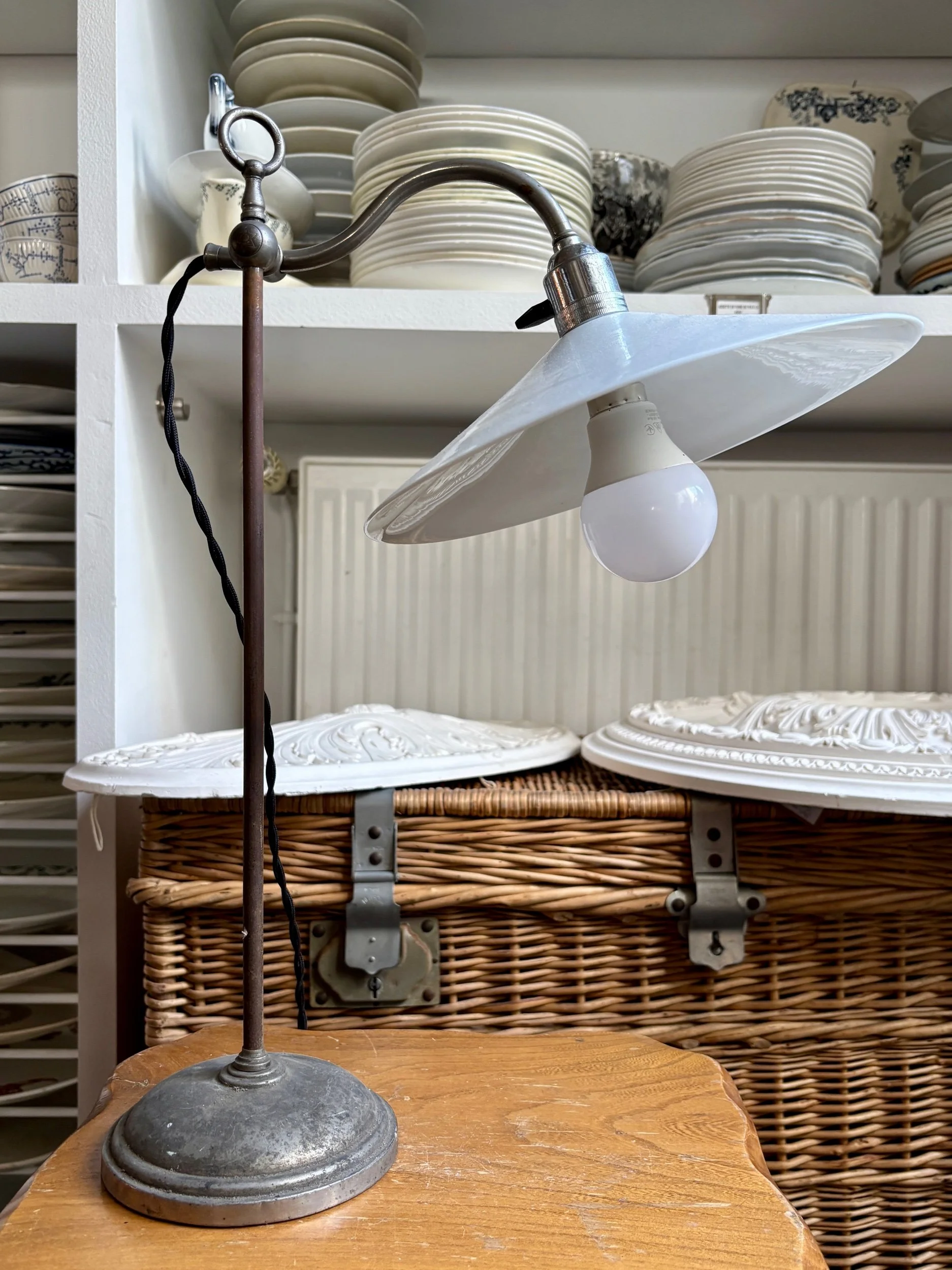 lampe-col-cycgne-metal-opaline-blanc-luminaire-vintage-axs-design-paris-france