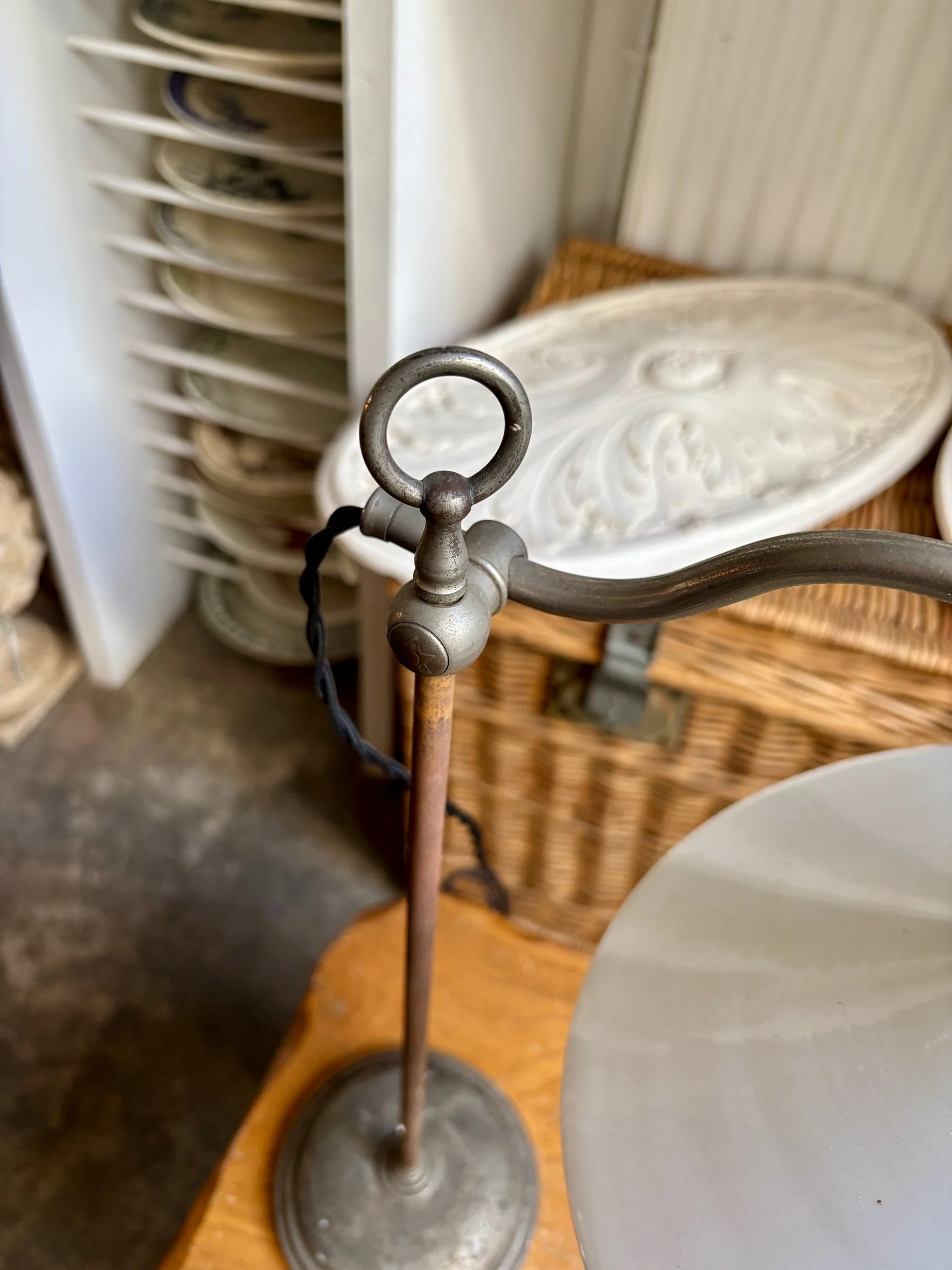 lampe-col-cycgne-metal-opaline-blanc-luminaire-vintage-axs-design-paris-france