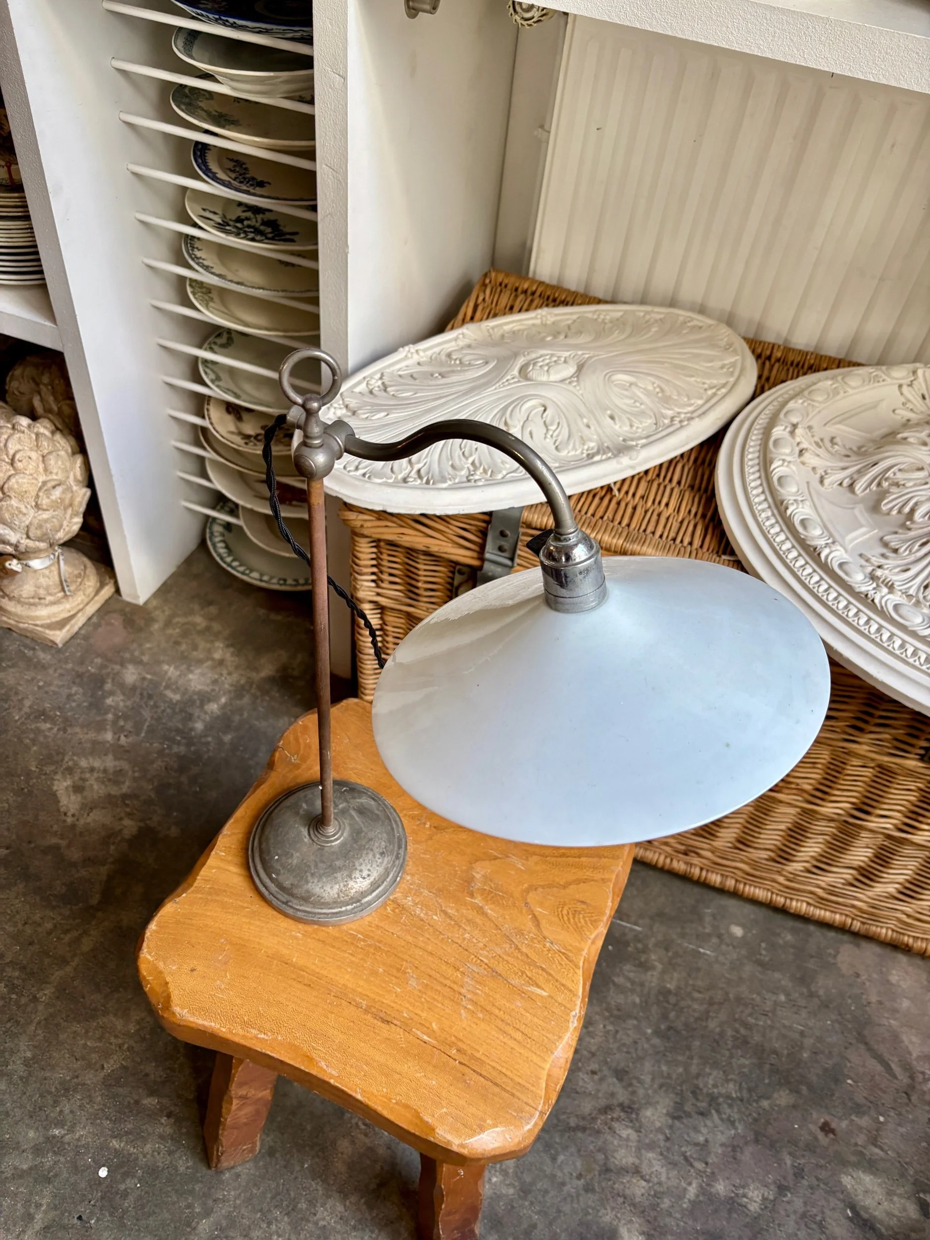lampe-col-cycgne-metal-opaline-blanc-luminaire-vintage-axs-design-paris-france