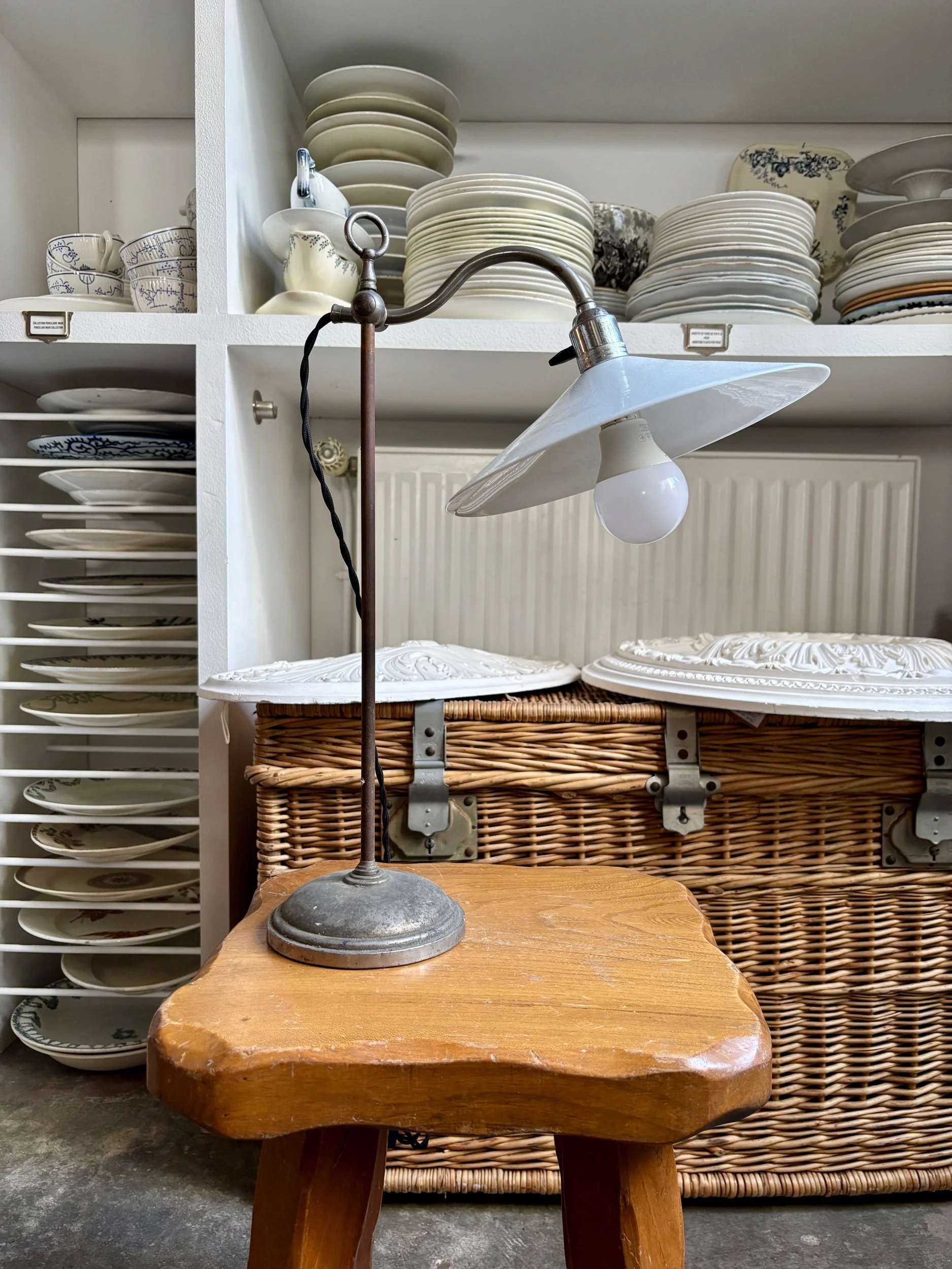 Lampe col de cygne en métal et opaline blanche