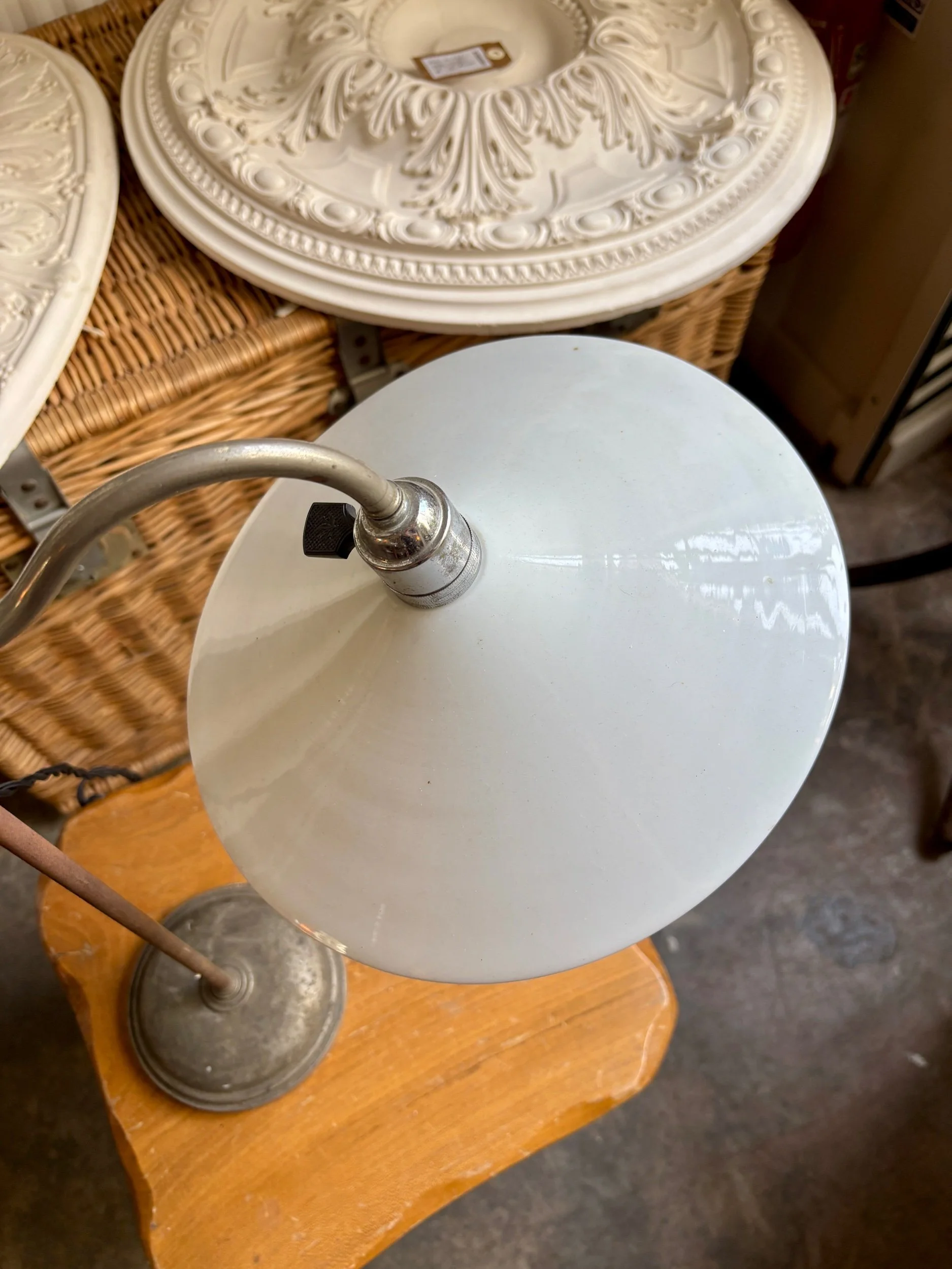lampe-col-cycgne-metal-opaline-blanc-luminaire-vintage-axs-design-paris-france