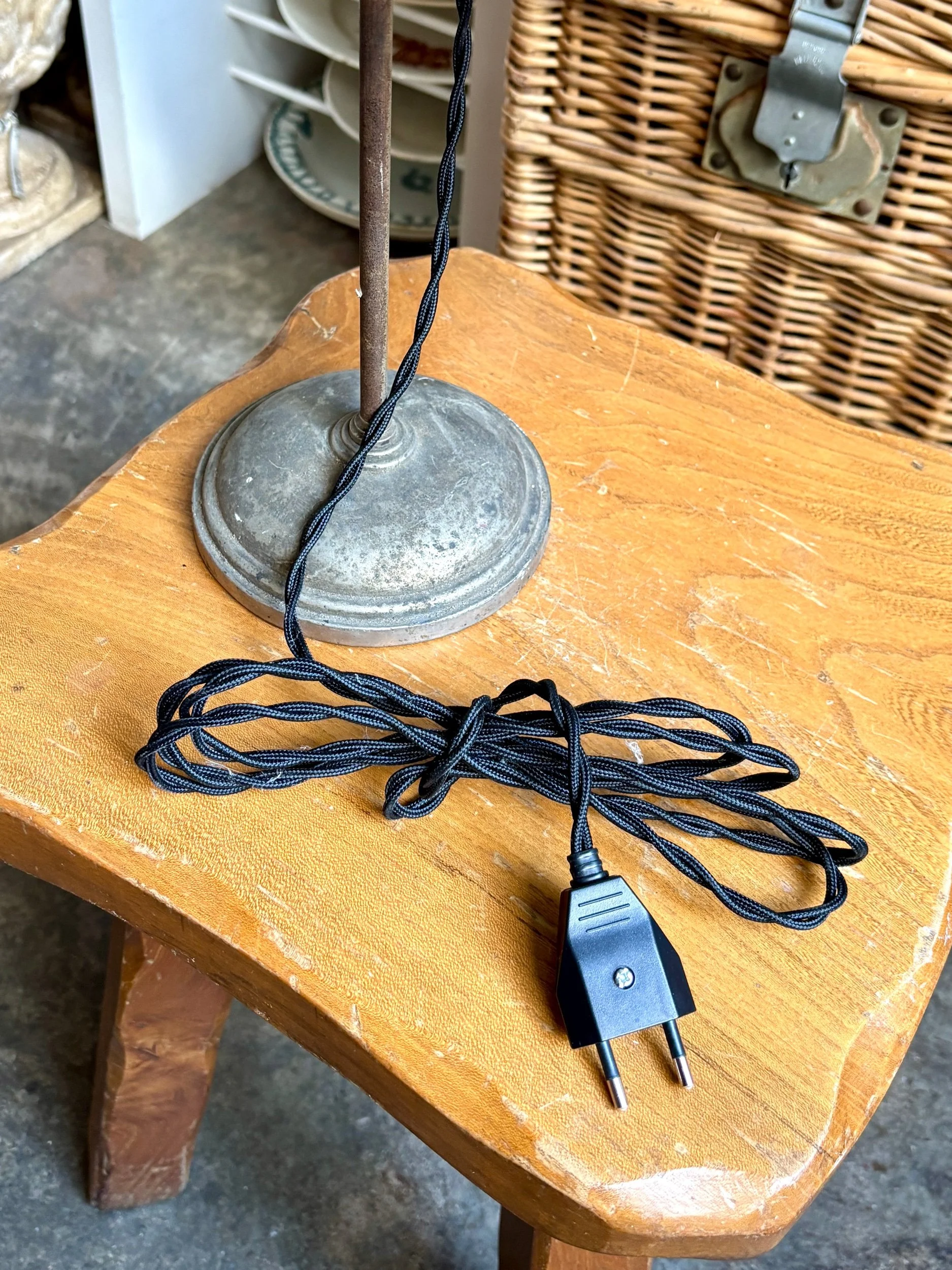 lampe-col-cycgne-metal-opaline-blanc-luminaire-vintage-axs-design-paris-france